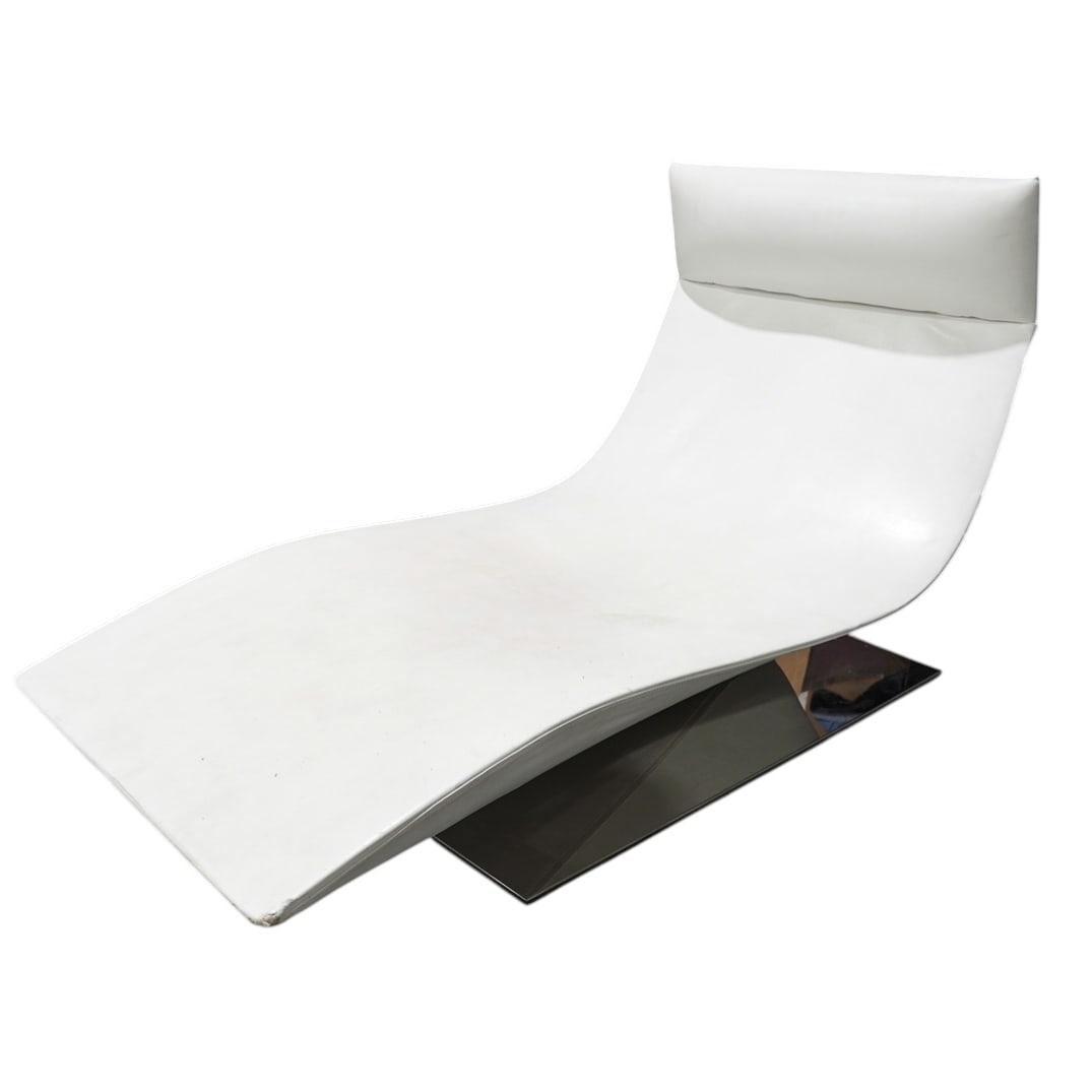 MDF Italia "Linea Lofty" White Leather Lounge Chair: MDF Italia "Linea Lofty" White Leather Lounge Chair 21st Cent. Italy Contemporary Italian lounge chair from the Linea Lofty collection by MDF Italia, featuring a sleek sculptural silhouette with