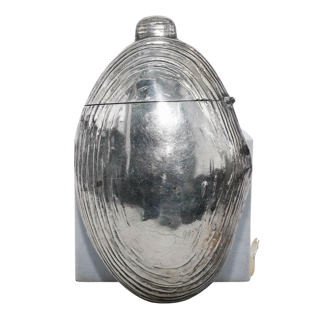 R. Wallace & Sons Silver Plated 'Ipswich' Clam Flask (1 of 9)