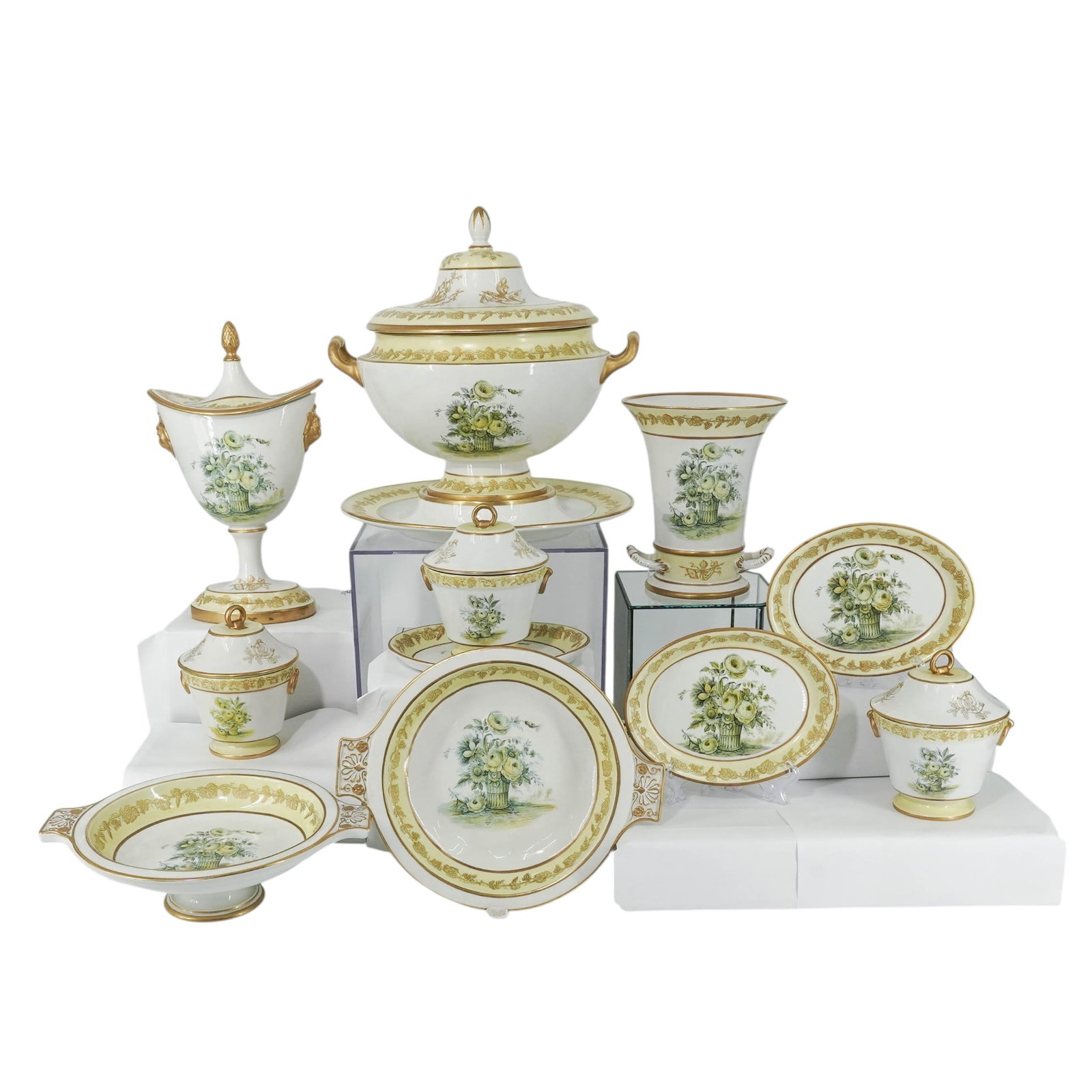 Mottahedeh "Italian Chinois" Porcelain Set: Mottahedeh "Italian Chinois" Porcelain Set 20th century, Portuguese A vintage Mottahedeh porcelain set in the "Italian Chinois" pattern. (4) Pedestal bowls. H 3" x L 10.5" x Diameter 8.5" (3) Covered 