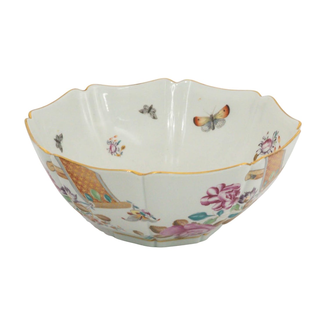 Vista Alegre x Mottahedeh 'Lowestoft Rose' Porcelain Bowl: Vista Alegre x Mottahedeh 'Lowestoft Rose' Porcelain Bowl Late 20th Century, Portugal Vista Alegre for Mottahedeh porcelain serving bowl in the “Lowestoft Rose” pattern, Portugal, featuring