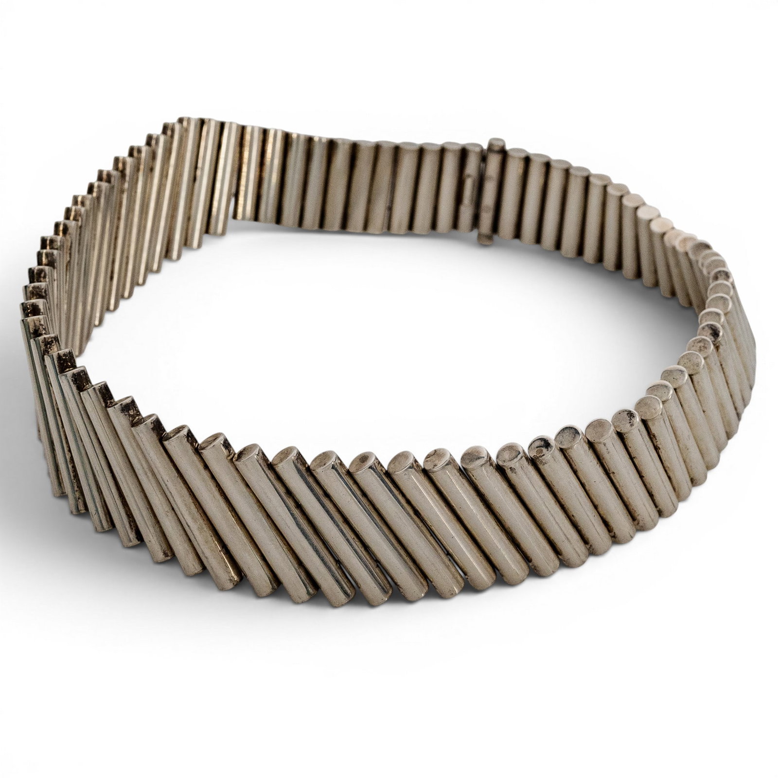 Robert Lee Morris Sterling Silver Modernist Collar Necklace: Robert Lee Morris Sterling Silver Modernist Collar Necklace 1980s, Italian Sterling silver collar necklace composed of graduated tubular rod elements arranged in a radiating, flexible collar form, ter