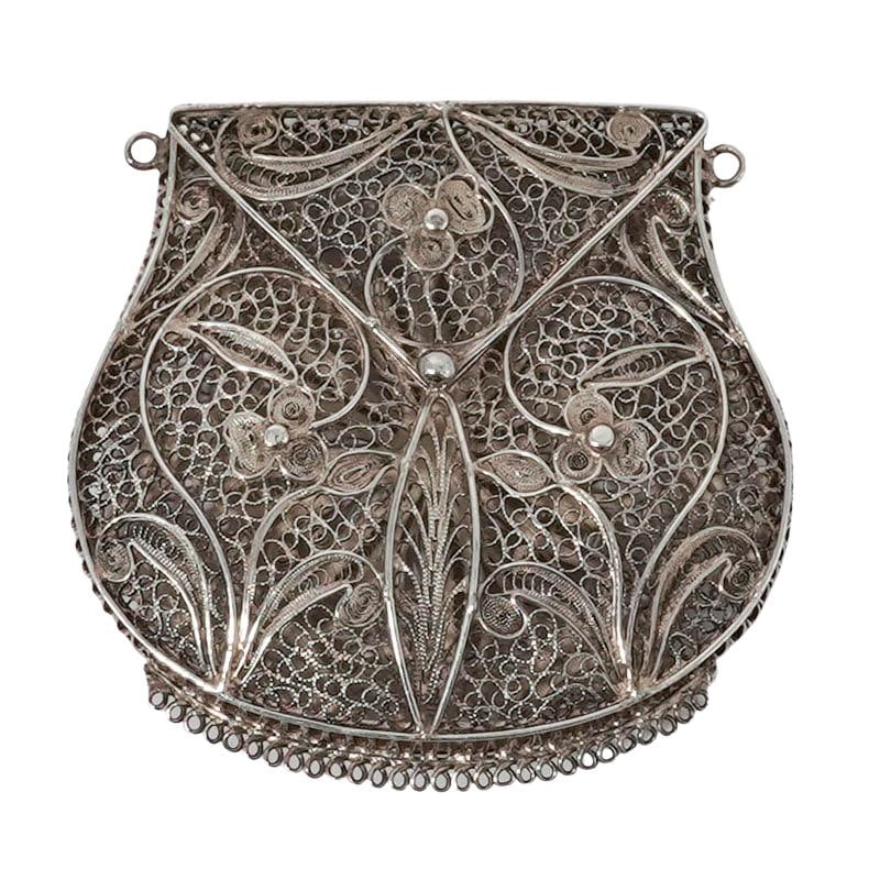 Vintage Silver Filigree Coin Purse: Vintage Silver Filigree Coin Purse 20th Century, England. Silver Filigree Coin Purse, of hinged form with finely worked openwork decoration featuring floral and scrolling motifs. Total weight: 34g. L: