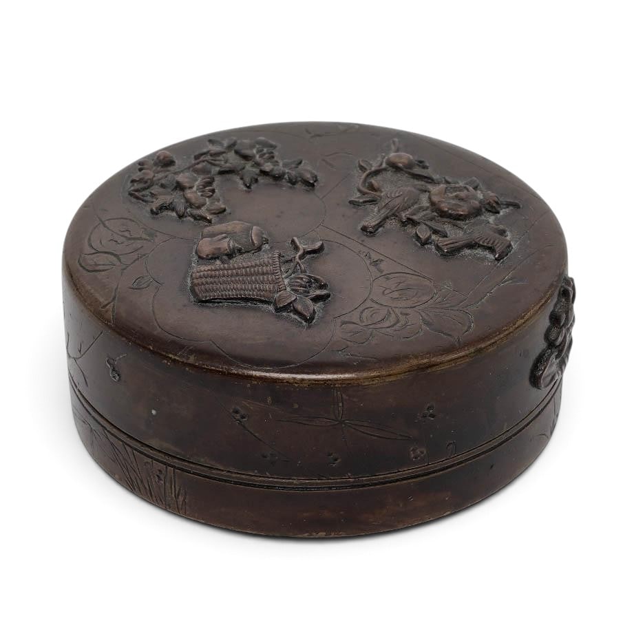 Japanese Meiji Bronze Birds & Floral Round Lidded Box: Japanese Meiji Bronze Birds & Floral Round Lidded Box Meiji period, Japanese It is made of bronze, that has developed a rich, dark patina over time. The lid features detailed, high-relief repoussé wo