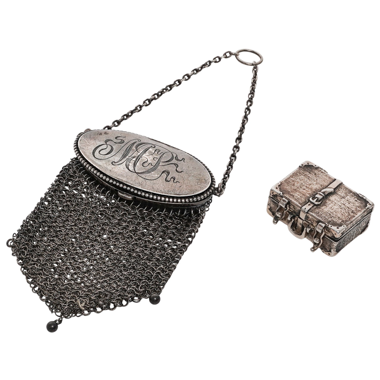 (2 pc) Uncas Manufacturing Co. Sterling Silver Mesh Coin Purse & Pill Box: (2 pc) Uncas Manufacturing Co. Sterling Silver Mesh Coin Purse & Pill Box c.1900s, USA (2 pc) antique sterling Silver 925 pill box & Sterling Silver Mesh Coin Purse. Total Weight: 60g. (1) Sterling Si