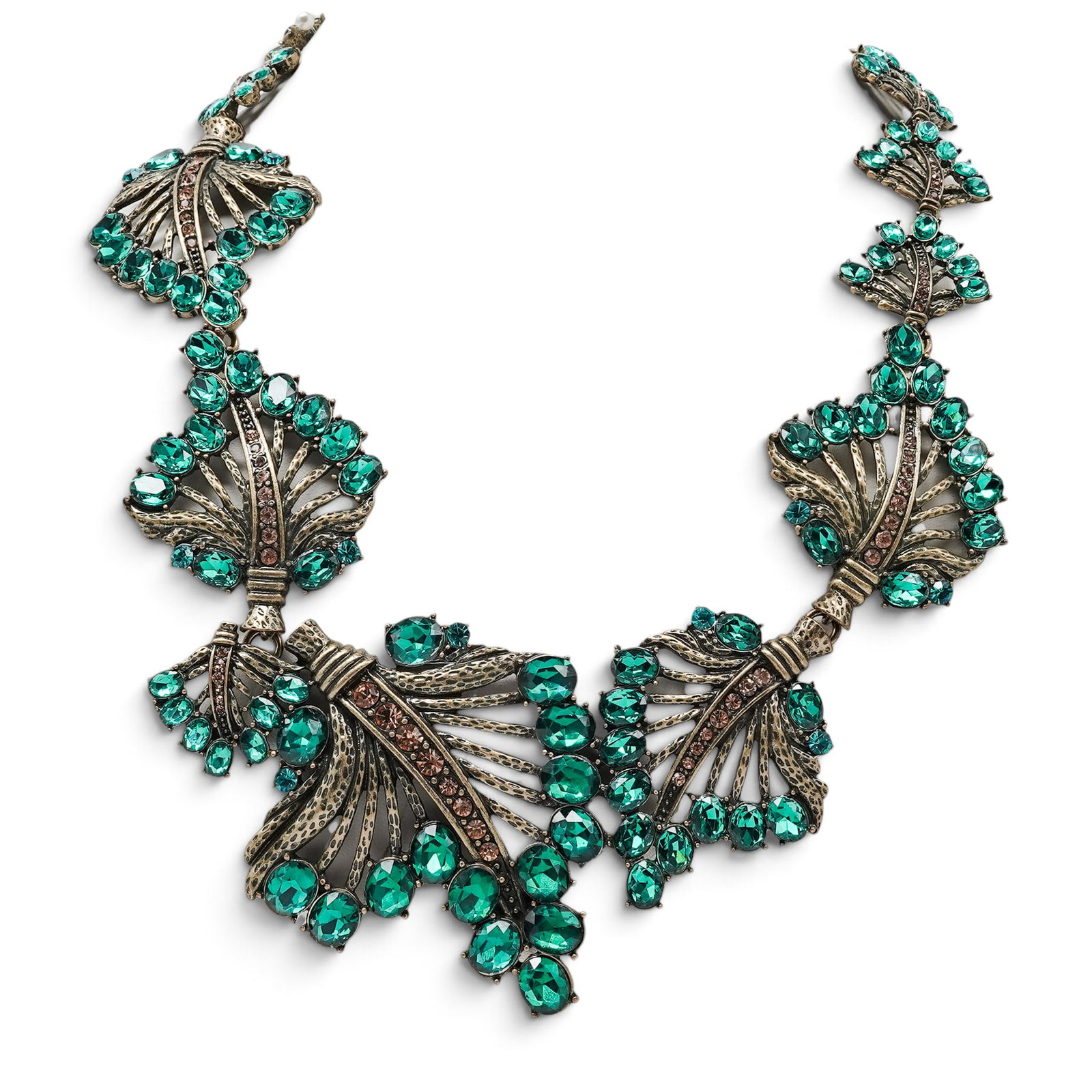 Oscar De La Renta Gold Tone Green Crystal Leaf Necklace: Oscar De La Renta Gold Tone Green Crystal Leaf Necklace 1980. American This is a dramatic, high-fashion statement collar necklace designed with an asymmetrical layout. It features a sweeping arrangeme
