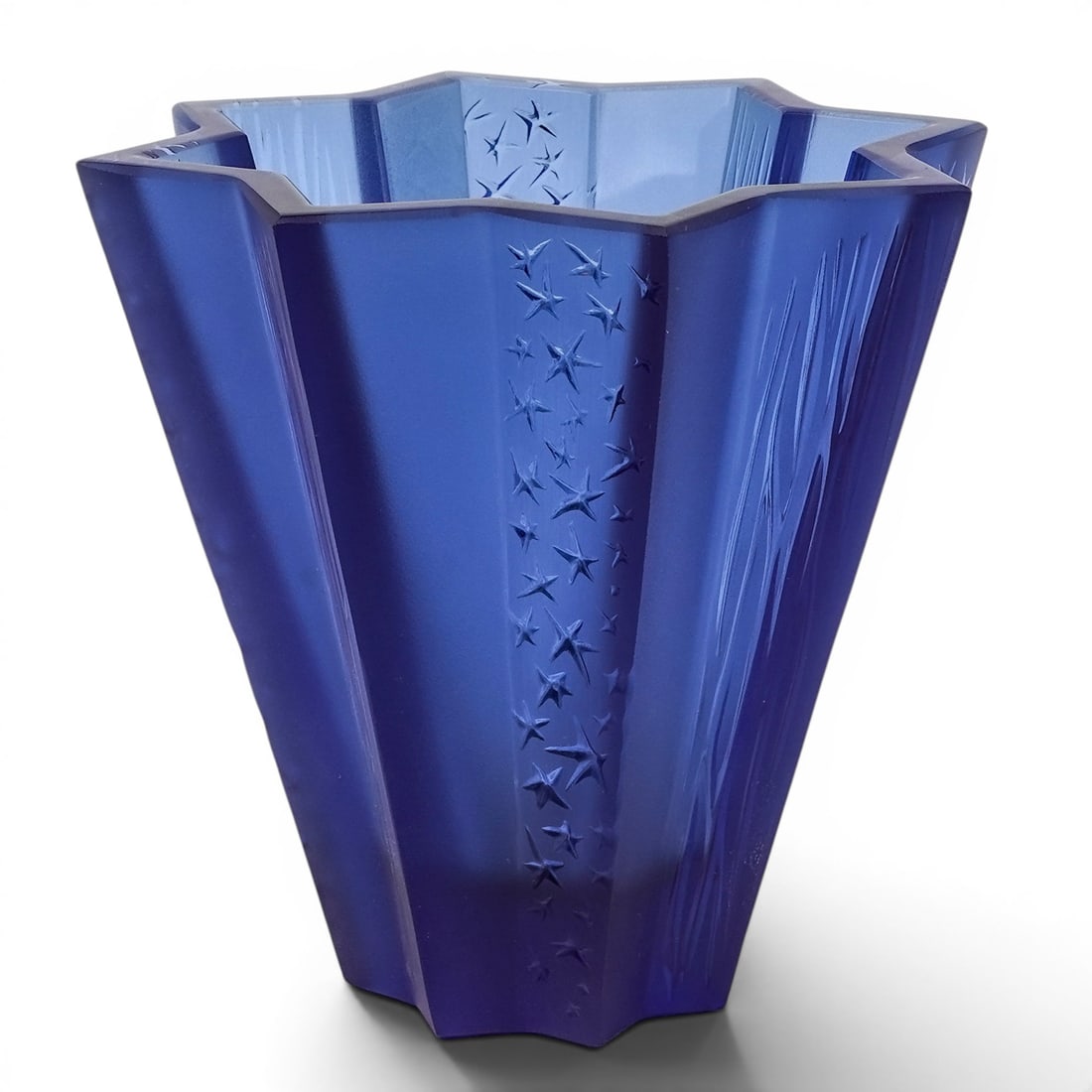 Lalique Stella Sapphire Blue Star Crystal Vase: Lalique Stella Sapphire Blue Star Crystal Vase 21st Cent, France This item is a Lalique "Stella" Sapphire Blue Star Art Glass Crystal Vase, featuring an elegant, tapering eight-pointed star design.