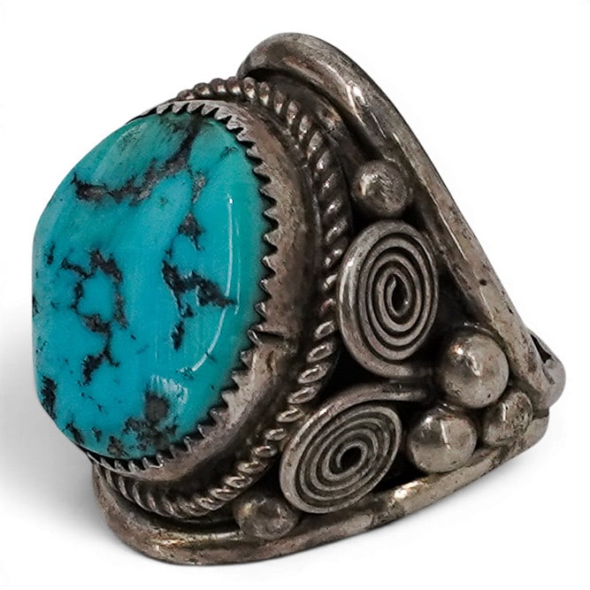 Vintage Navajo Sterling Silver & Turquoise Ring Signed: Vintage Navajo Sterling Silver & Turquoise Ring Signed 1970-1980s, USA Vintage Navajo sterling silver ring featuring an oval turquoise cabochon in a serrated bezel setting surrounded by rope-twist wir