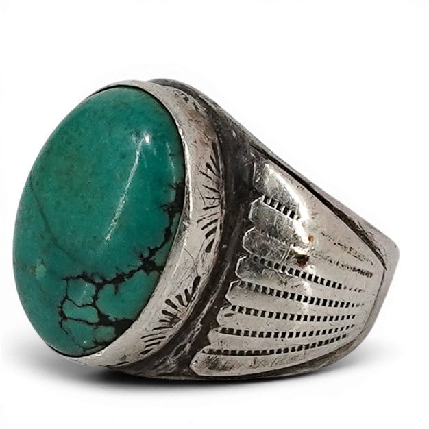 Vintage Navajo Sterling Silver & Turquoise Ring Signed: Vintage Navajo Sterling Silver & Turquoise Ring Signed 1970-1980s, USA Vintage Navajo sterling silver ring featuring a substantial oval turquoise cabochon in a classic bezel setting. The blue-green st