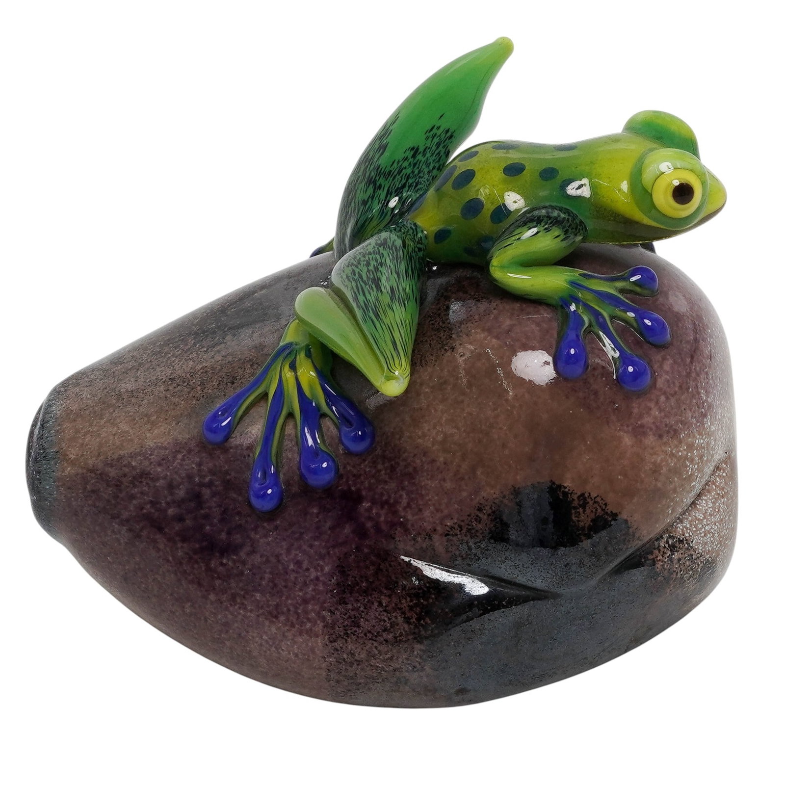 Stuart Abelman Art Glass Tree Frog Sculpture: Stuart Abelman Art Glass Tree Frog Sculpture 1999, USA Contemporary art glass sculpture by Stuart Abelman, featuring a vibrant green tree frog with cobalt-blue feet perched atop a hand-blown glass ves