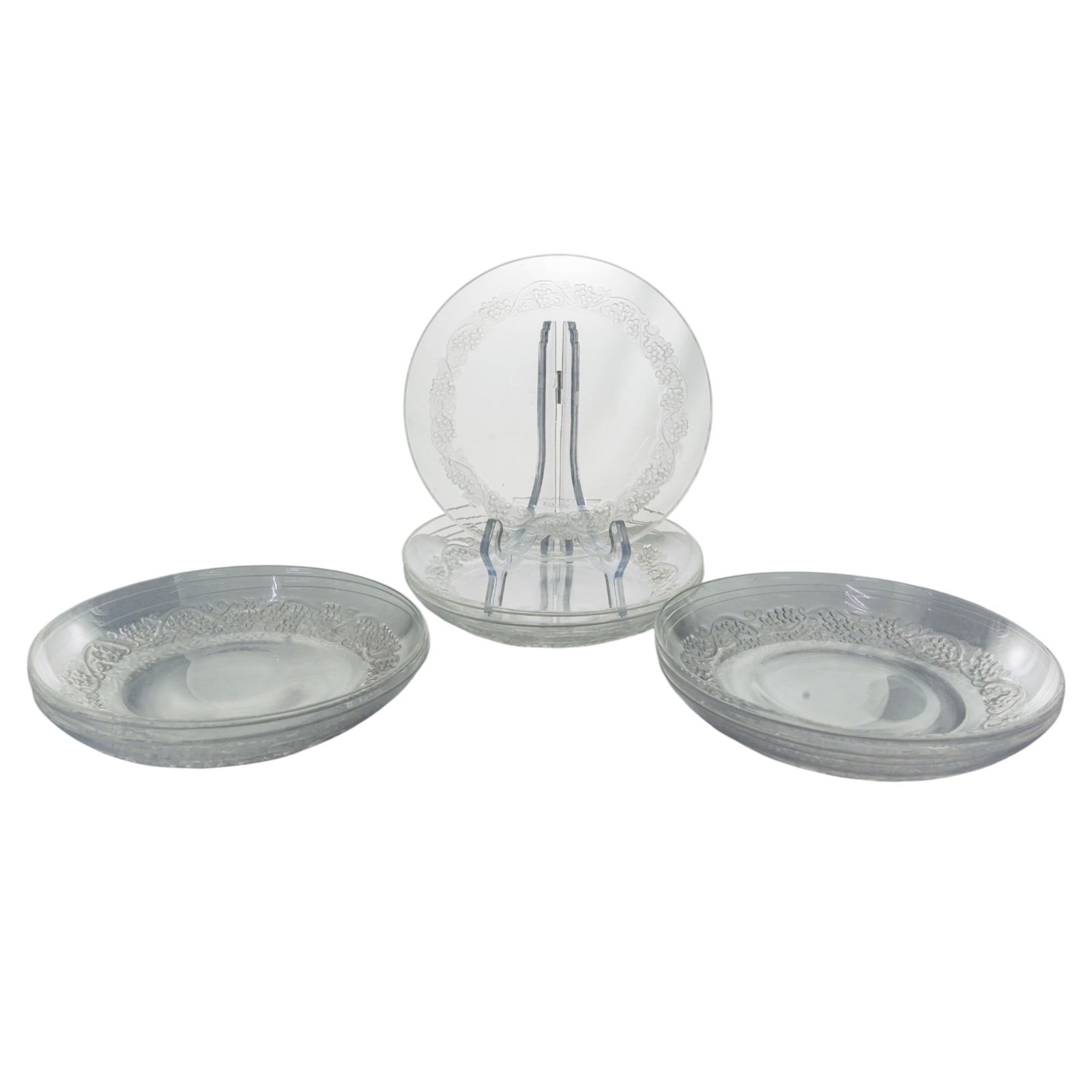 (10 pcs) R. Lalique Style Glass Grape Dinner Plates: (10 pcs) R. Lalique Style Glass Grape Dinner Plates20th centuryThis set of 10 clear glass plates features a sophisticated Art Deco-inspired aesthetic. Each plate is designed with a wide, satin-frosted