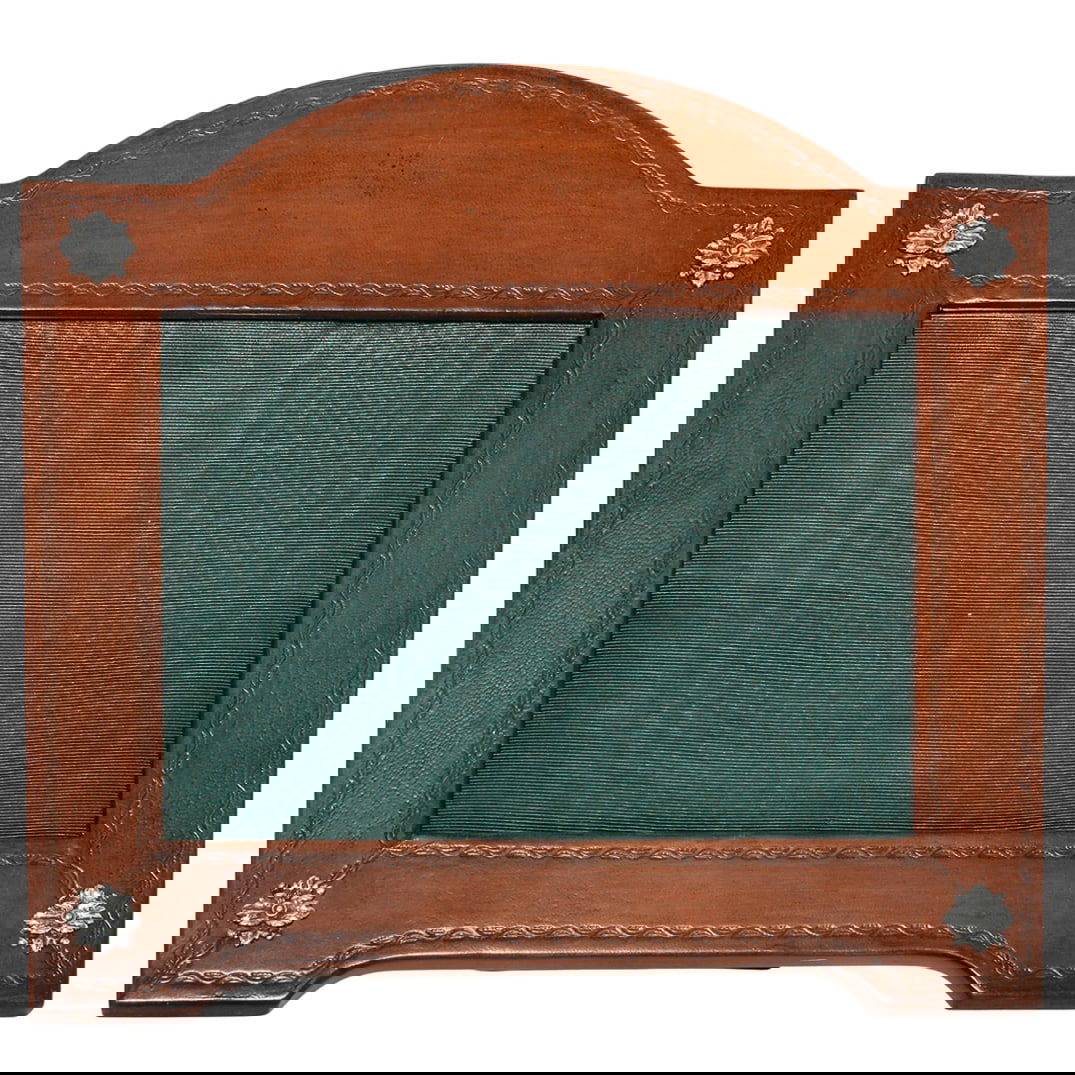 William Scott London Sterling & Wood Picture Frame: William Scott London Sterling & Wood Picture Frame20th century, EnglishThis is a luxury picture frame from the prestigious William Scott London brand. It is crafted from beautifully polished solid woo