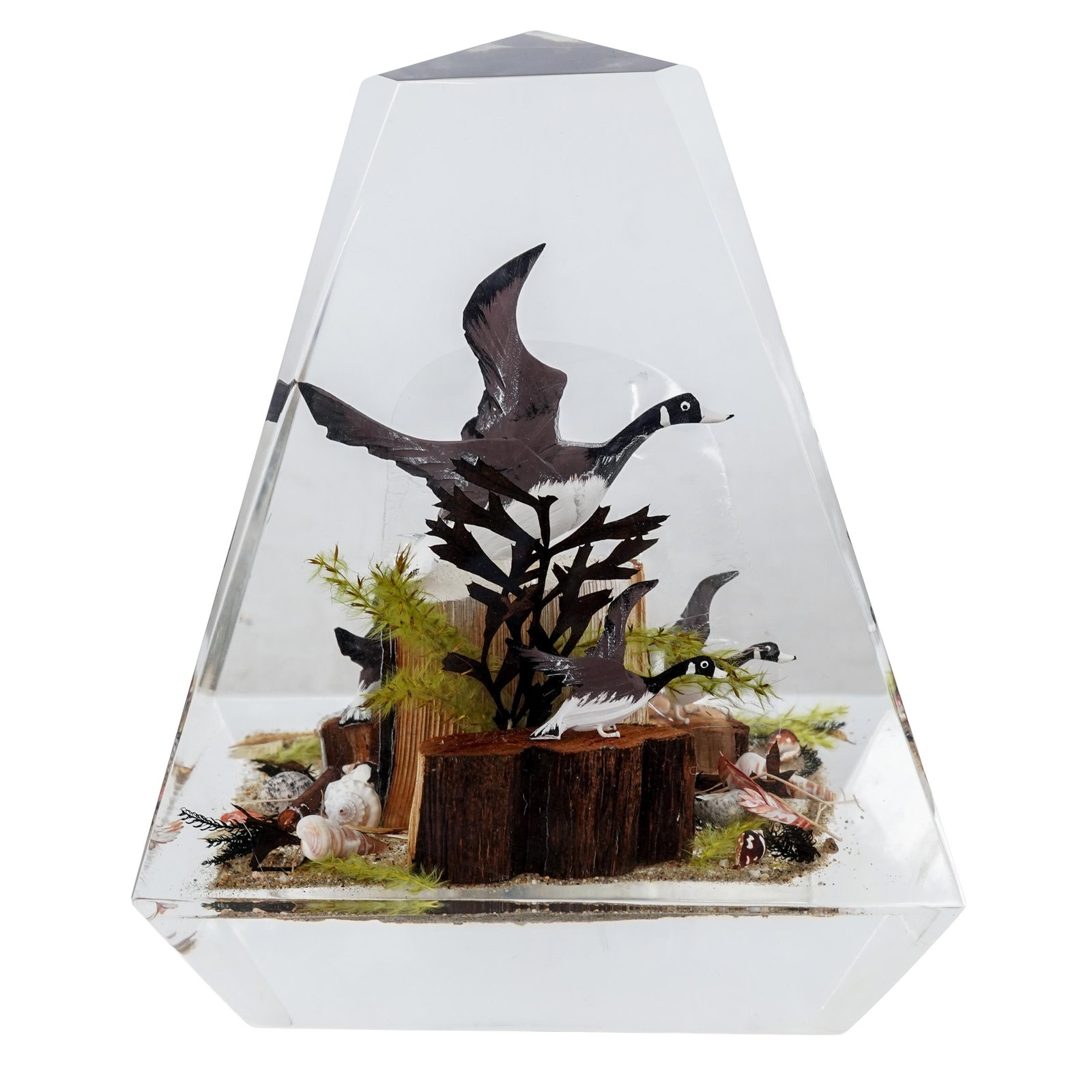 Vintage Lucite Diorama Canadian Geese Obelisk Sculpture: Vintage Lucite Diorama Canadian Geese Obelisk Sculpture1960s-70s, CanadienIt features a four-dimensional scene of Canada Geese encased in a clear solid acrylic prism. The scene depicts geese taking fl