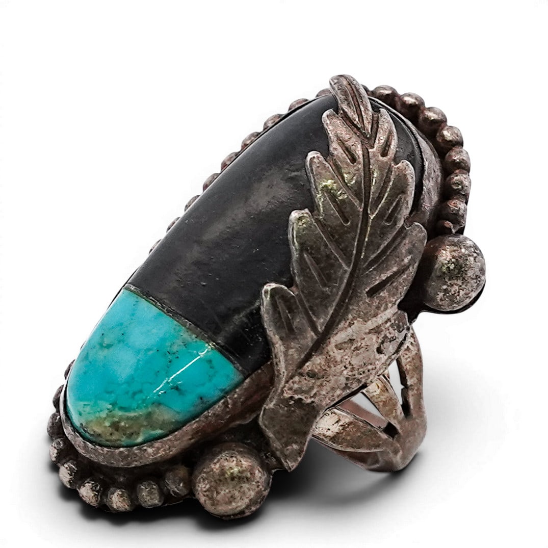 Vintage Navajo Sterling Silver Onyx & Turquoise Ring Signed: Vintage Navajo Sterling Silver Onyx & Turquoise Ring Signed 1970s-1980s, USA Vintage Navajo sterling silver ring set with an elongated composite cabochon of black onyx and turquoise, framed by a beade