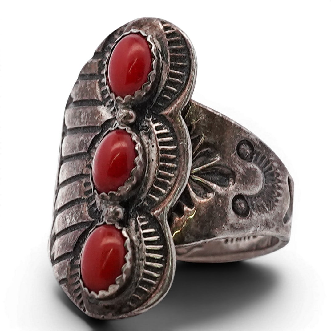 Vintage M. Willie Navajo Sterling Silver & Coral Ring: Vintage M. Willie Navajo Sterling Silver & Coral Ring 1970s-1980s, USA Sterling silver ring set with three oval coral cabochons in serrated bezel settings, arranged in a vertical row above a stamped a