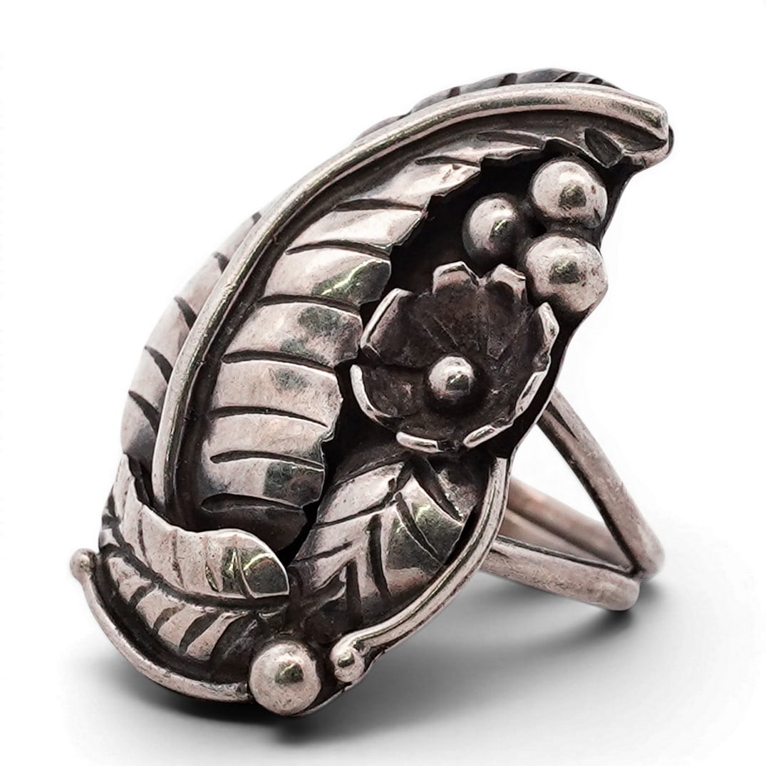 Vintage Navajo Sterling Silver Leaf Motif Ring (1 of 5)