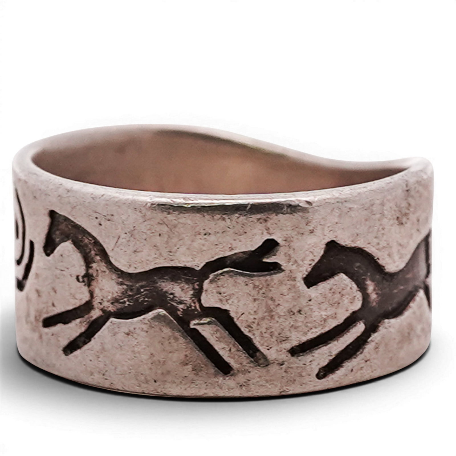 Vintage Southwestern Sterling Silver Horse Motif Band Ring: Vintage Southwestern Sterling Silver Horse Motif Band Ring 1970s-1980s, USA Sterling silver band ring featuring cutout horse figures and spiral motifs in a repeating pattern across the exterior. The w