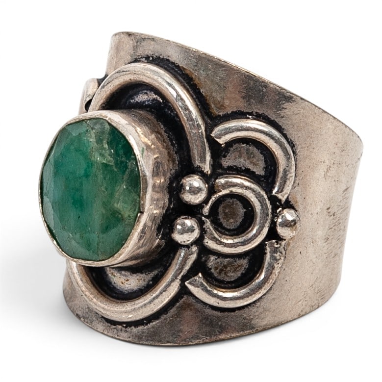 A Southwest sterling silver and green aventurine ring: A Southwest sterling silver and green aventurine ring Late 20th century Stamped: 925 / [illegible maker's mark] A heavy split-shank ring set with an oval green aventurine cabochon in a smooth bezel, w