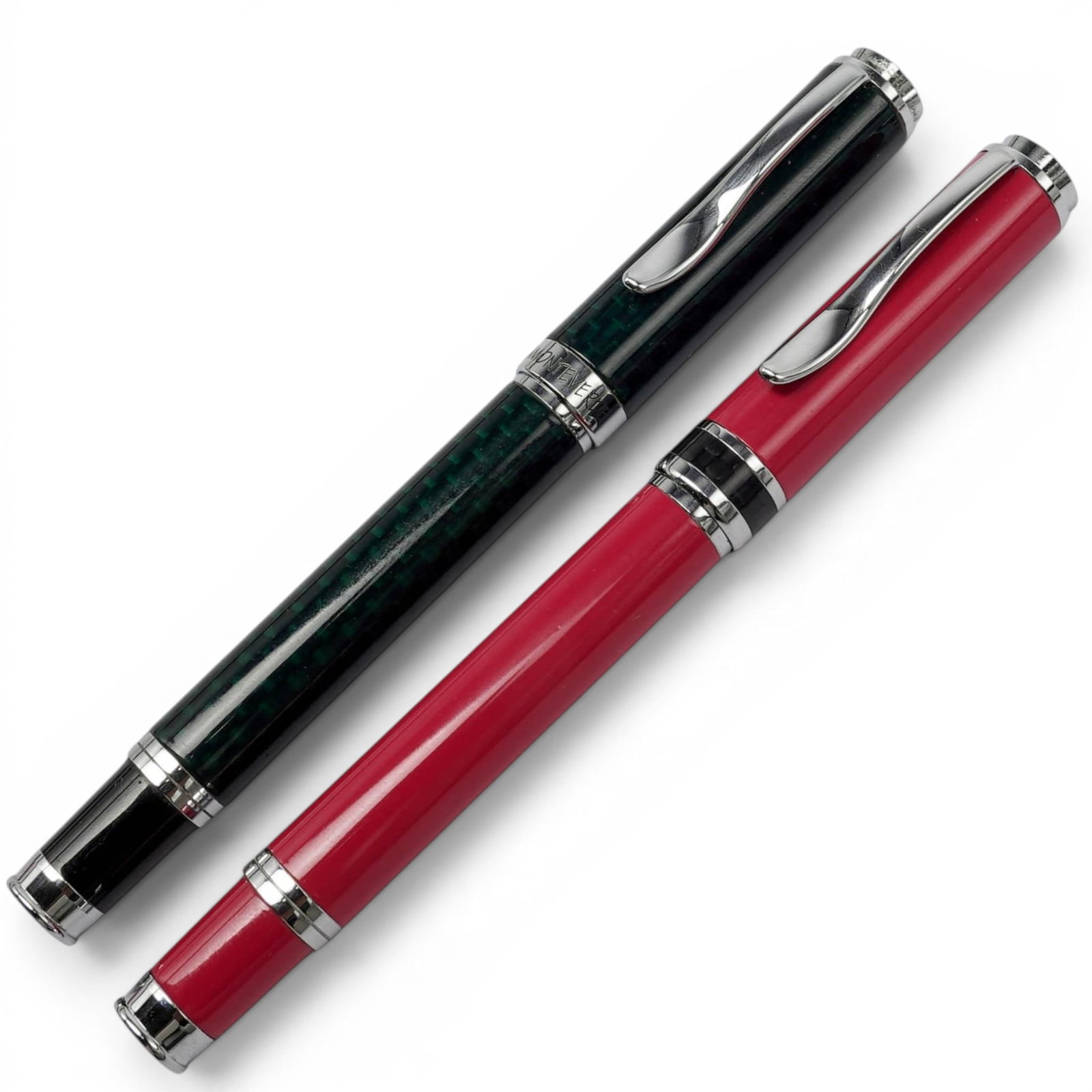 (2pc) Monteverde USA Carbon Fiber & Innova Magenta Pens: (2pc) Monteverde USA Carbon Fiber & Innova Magenta Pens 21st Cent., American The collection includes: (1) Monteverde Innova "Viva Magenta" Special Edition Set: A limited-run 2023 Color of the Year