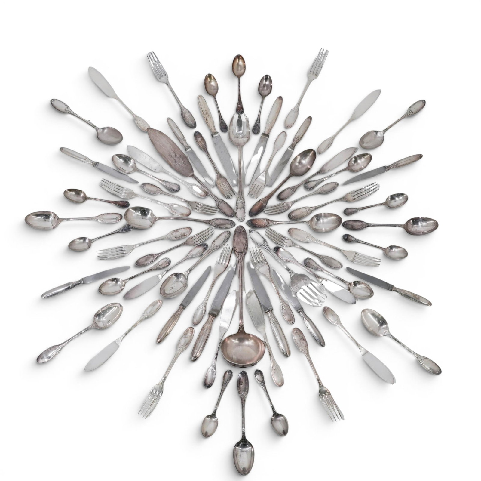 (190 pcs) Christofle Silver Plated Flatware Set: (190 pcs) Christofle Silver Plated Flatware Set 20th century, French Christofle flatware set Blue "Hagerty" storage bag contains the following: (31) Knives Measurements: L 9" x W (blade) .75" (19) For