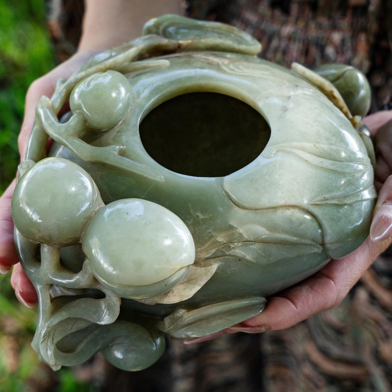 18th Cent. Large Chinese Jade Peach Shaped Brush Washer: Antique Chinese Jade Inlaid Gilt Bronze Stamp Box Late Qing Dynasty, Chinese An antique Chinese Qing dynasty jade inlaid gilt bronze stamp box with hinged lid, opens to reveal three divided reservoirs