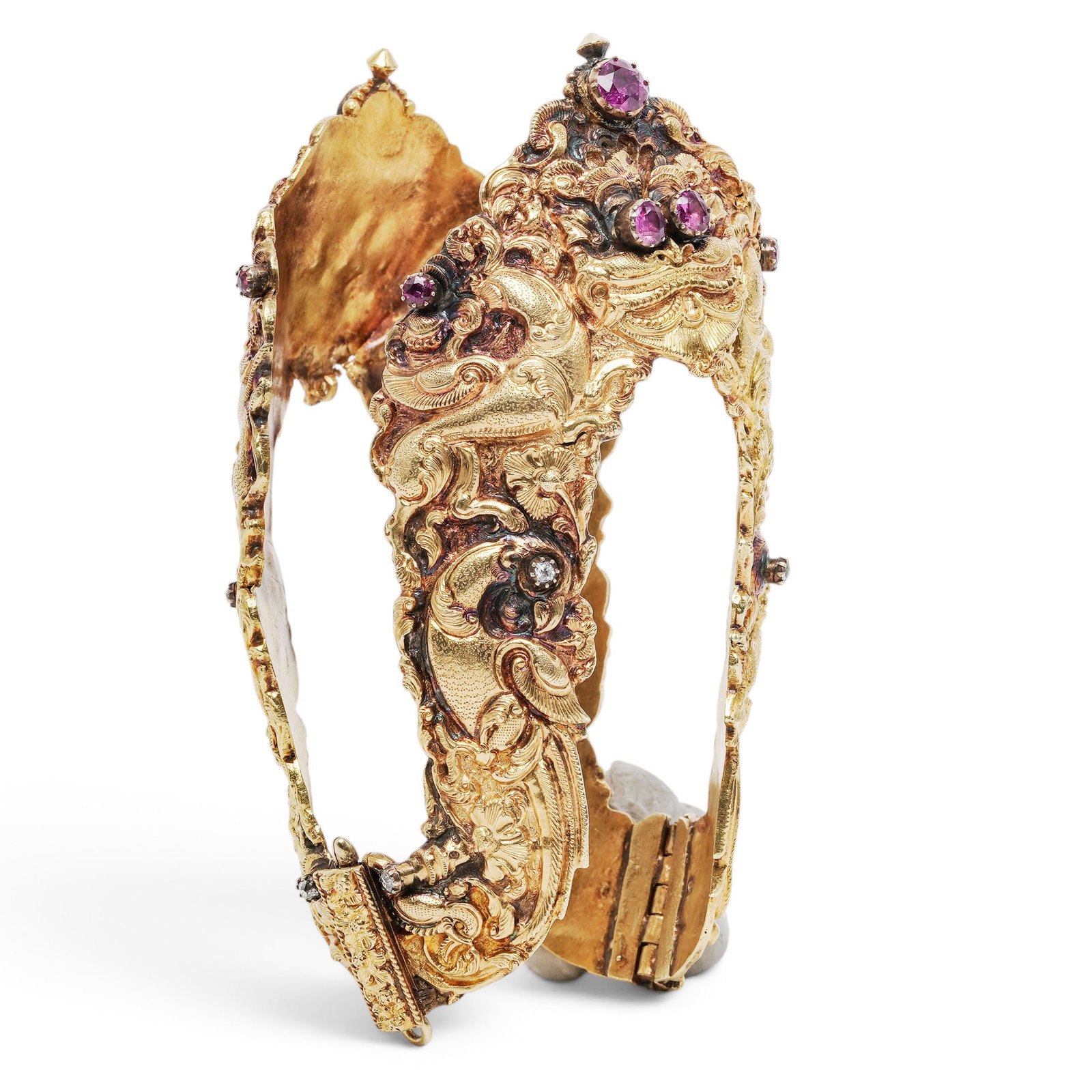 Museum Quality Rare 22k Jeweled Indian Mughal "Vanki" Armlet: Museum Quality Rare 22k Jeweled Indian Mughal "Vanki" Armlet 18th-19th century, Indian A rare 22k Indian Mughal jeweled "Vanki" armlet. "Vanki" refers to a traditional South Indian armlet,