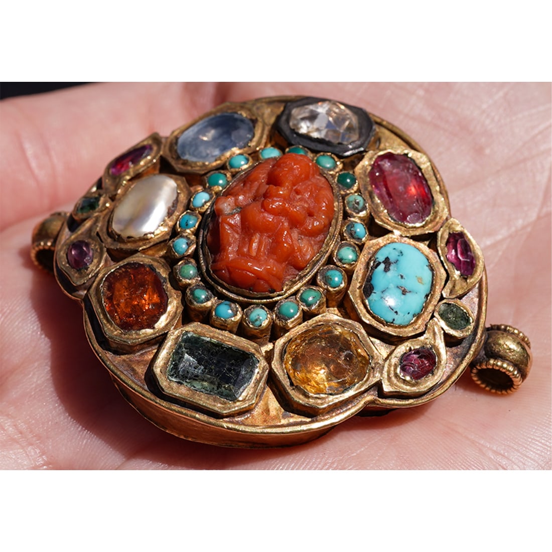 Rare 19th Cent. Indian Mughal 22k Gold Navaratna Ganesha Pendant: Rare 19th Cent. Indian Mughal 22k Gold Navaratna Ganesha Pendant 19th century, Indian Rare 19th century Indian Mughal 22k gold navratna ganesha pendant. Center stone of carved coral as Ganesha.