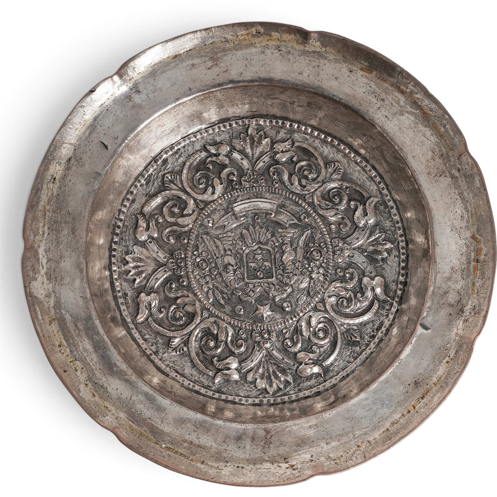 18th Century Spanish Colonial Silver Repousse Coat Of Arms Plate: 18th Century Spanish Colonial Silver Repousse Coat Of Arms Plate 18th century, Peru Antique silver presentation plate featuring in its well a repousse depiction of a crest resembling the coat of arms 