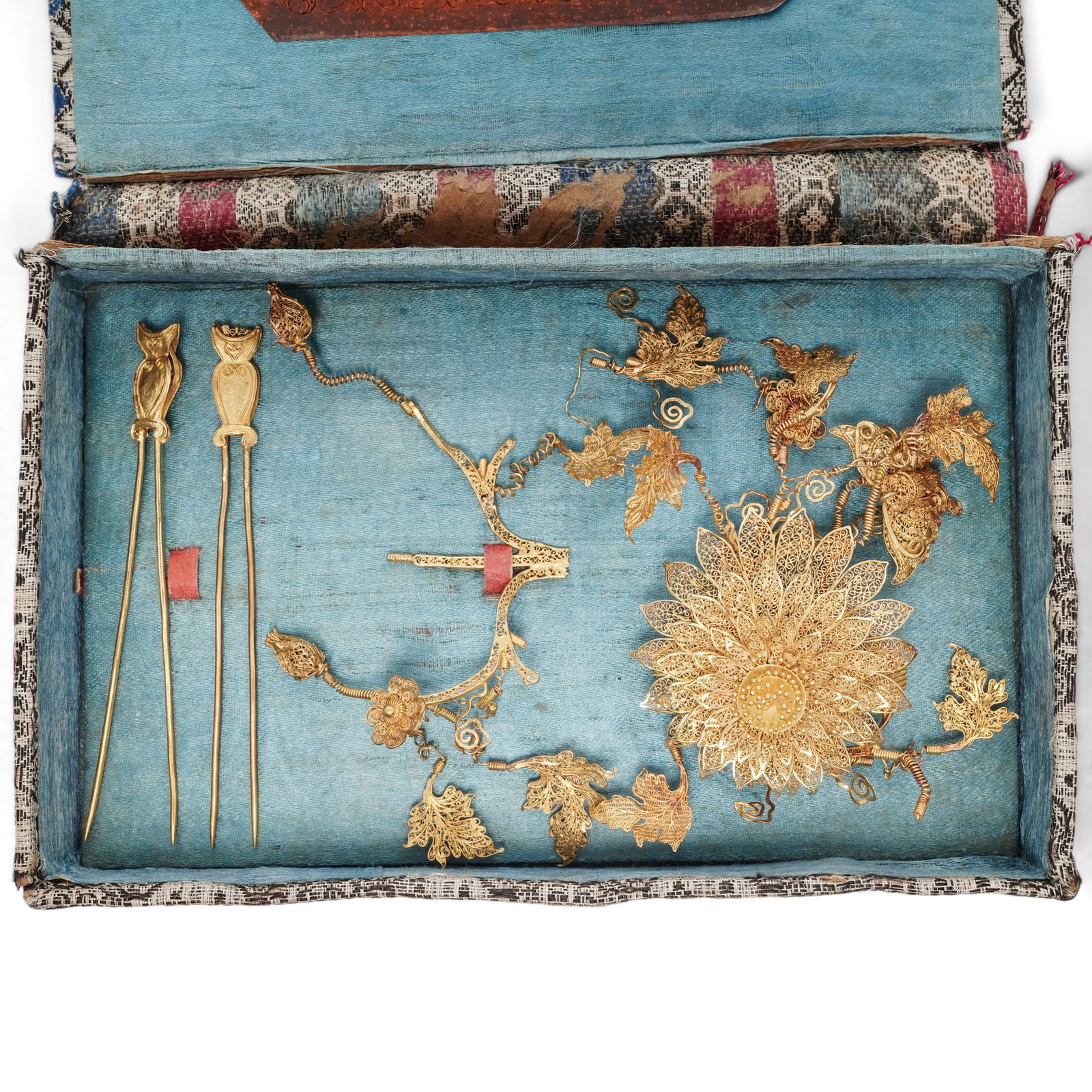 Chinese Khe Cheong Gold Qing Dynasty Hairpins in Original Maker's Box: Chinese Khe Cheong Gold Qing Dynasty Hairpins in Original Maker's Box Late 19th century, Chinese Chinese gold Qing dynasty hairpins with minute gold filigree central flower with gold spring attached t