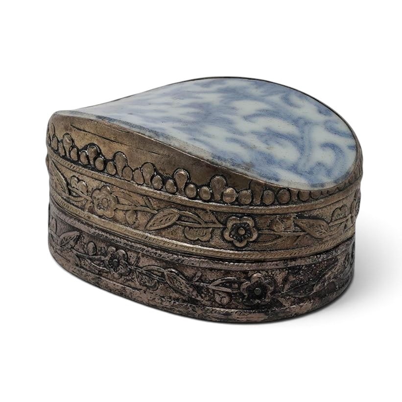 Vintage Chinese Blue & White Porcelain Silverplated Box: Vintage Chinese Blue & White Porcelain Silverplated Box Mid-20th Century, China A vintage Chinese trinket box featuring a foliate blue and white porcelain oval lid decorated with a delicate floral