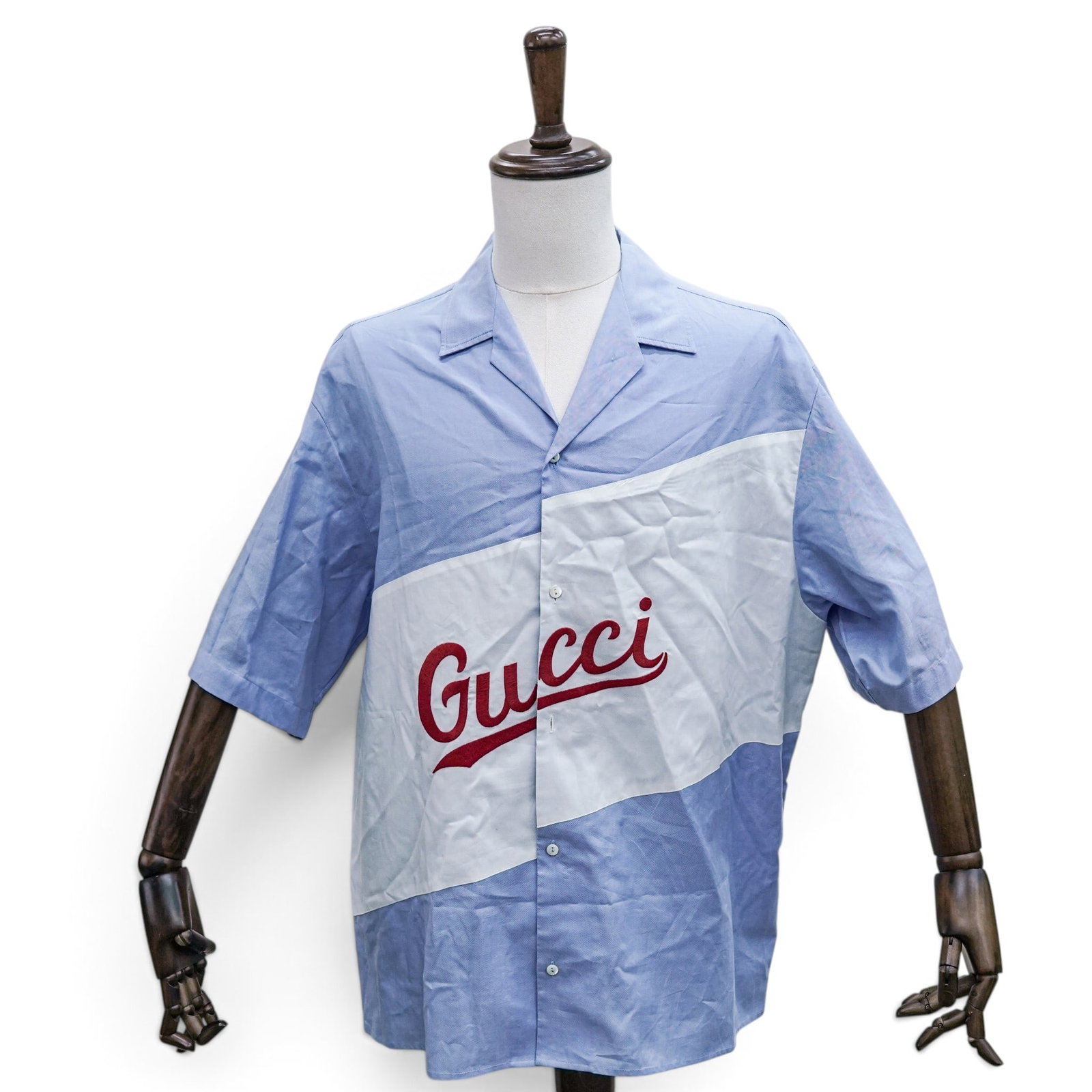 Gucci Oversized Blue Cotton Logo Bowling Shirt: Gucci Oversized Blue Cotton Logo Bowling Shirt 2010's, Italy Gucci Oversized Blue Cotton Logo Bowling Shirt. Oversized fit in blue cotton with a signature Gucci logo detail. Size 56 (XXL)