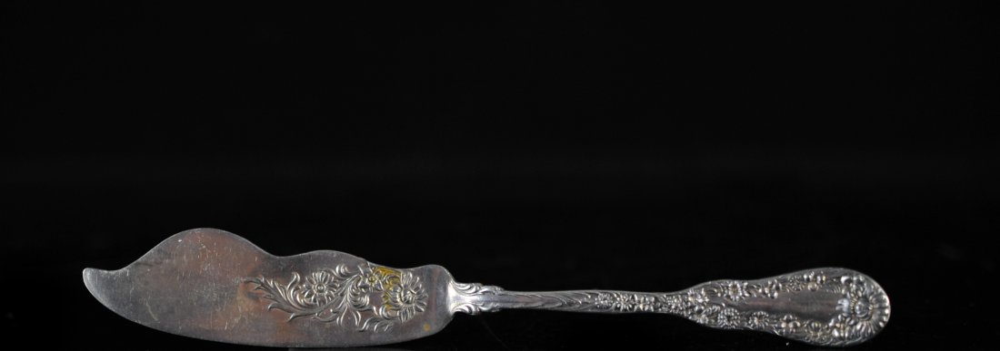 Antique Baroque Sterling Silver Butter Knife: DESCRIPTION: Antique baroque Sterling silver butter knife. Detailed floral motif throughout excellent condition. Hallmarked on the back stamped with Sterling. Weighing 43 grams in sterling silver. CIR