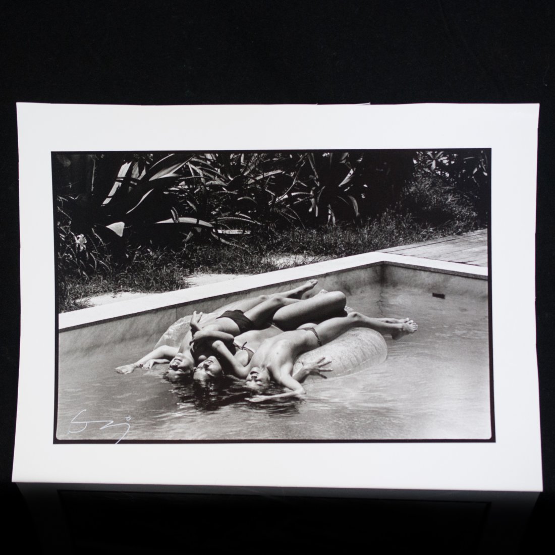 Otto Stupakoff (1935-2009) Gelatina Silver Print "Rio": DESCRIPTION: Otto Stupakoff one of the most prominent Brazilian Photgraphers, he photgraphed many stars of the 1960s like Paul Newman, Bette Davis, Grace Kelly, Jack Nicholson and president Richard Ni