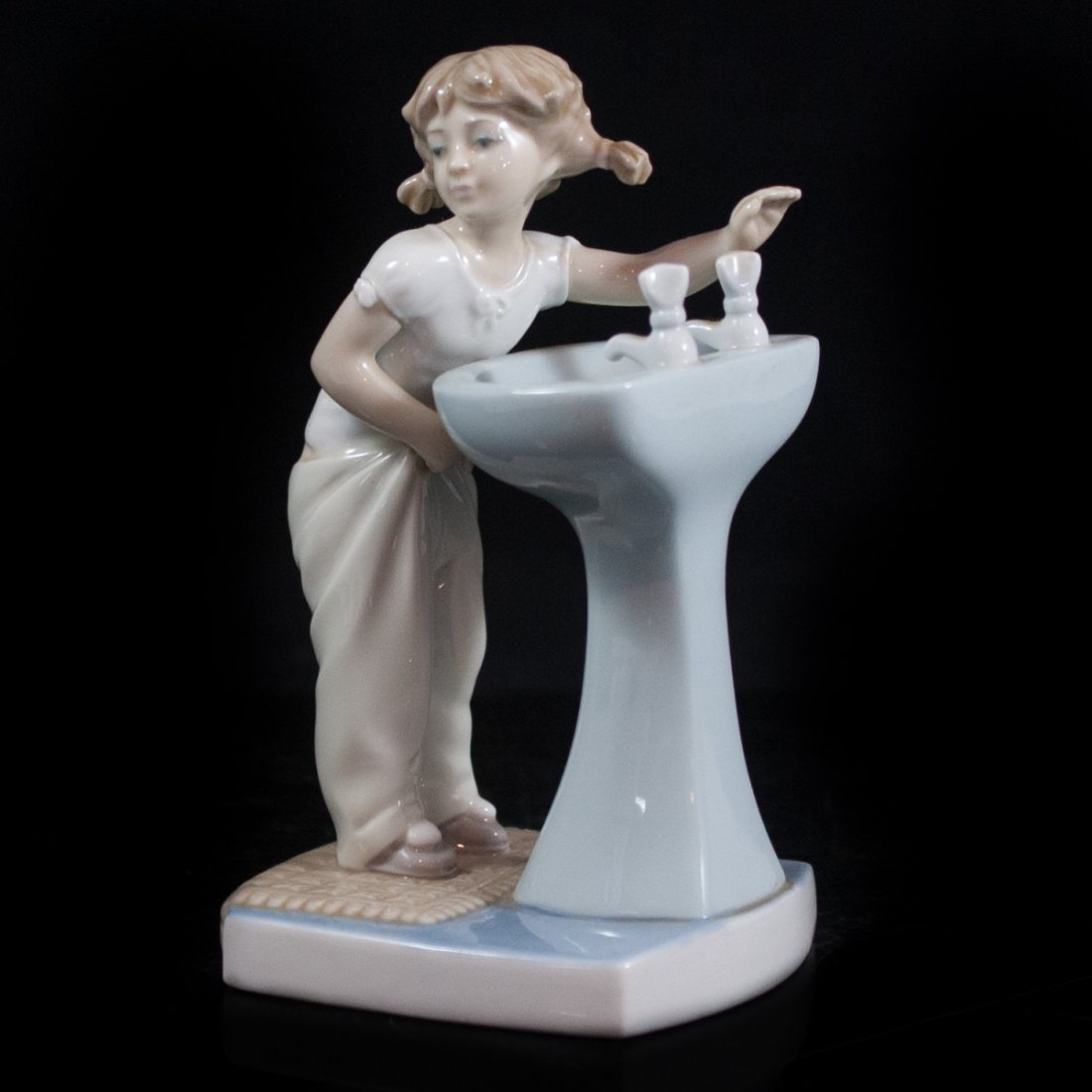 Lladro Clean up Time Figurine (1 of 5)