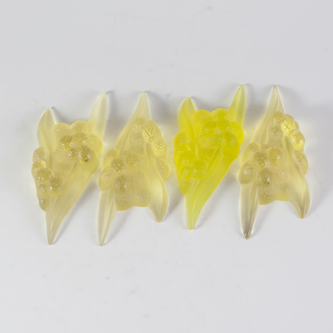 Daum Pate De Verre Crystal Knife Rests: DESCRIPTION:Set of four pate de verre crystal knife rests by Daum. Features a motif of a cluster of grapevines with smooth rolling edges and fine detailing along the grapes themselves. Finished in an 
