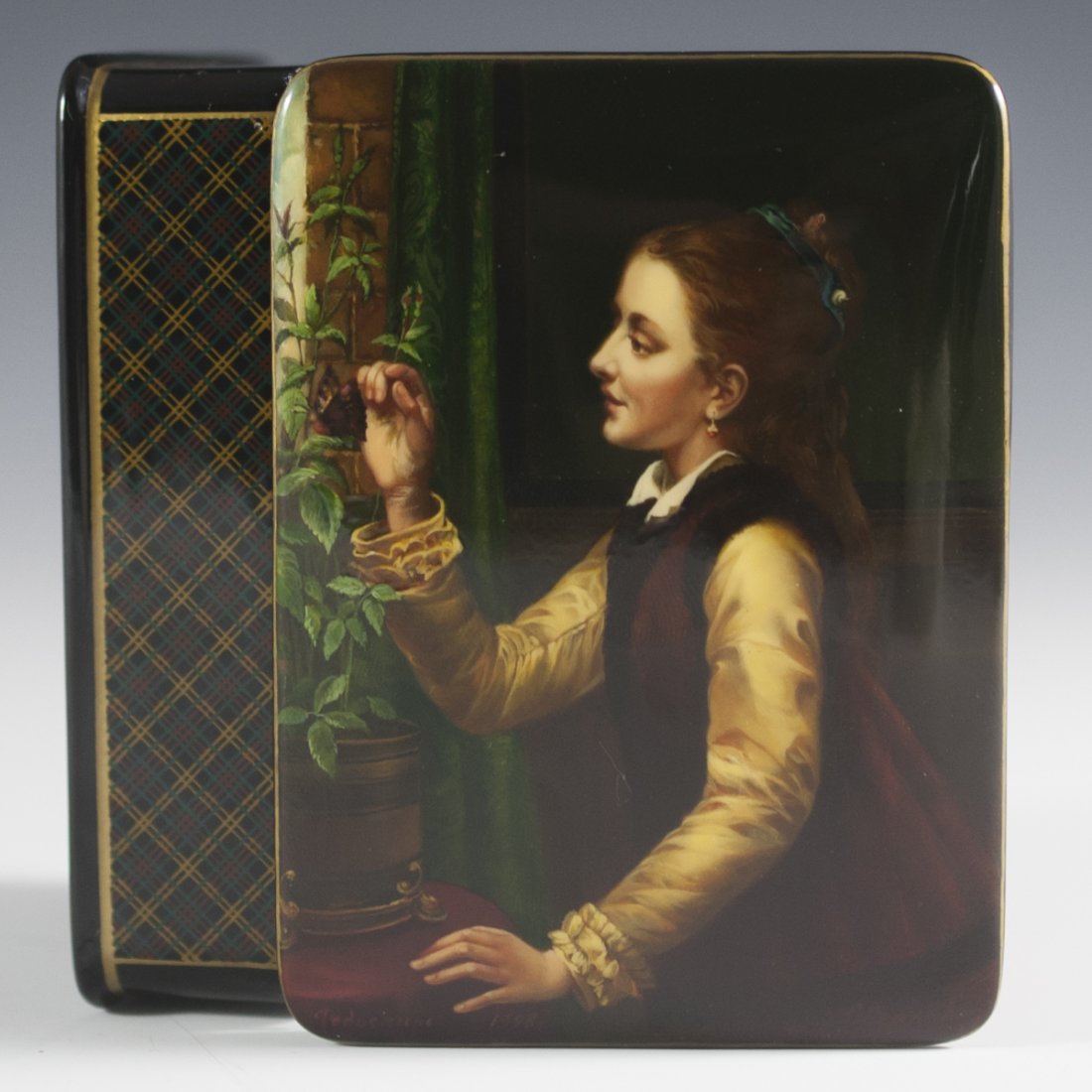 Fedoskino Russian Lacquer Pill Box (1 of 7)