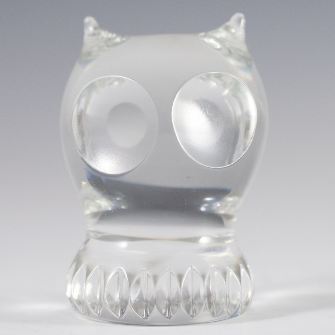 Spode Crystal Owl Paperweight: DESCRIPTION: Spode crystal paperweight featuring an owl head resting atop a ridged base. Marked:'Spode" on the bottom. CIRCA: 20th Ct. ORIGIN: England DIMENSIONS:H:3.35" L:2.45" W:2.25" CONDITION: See