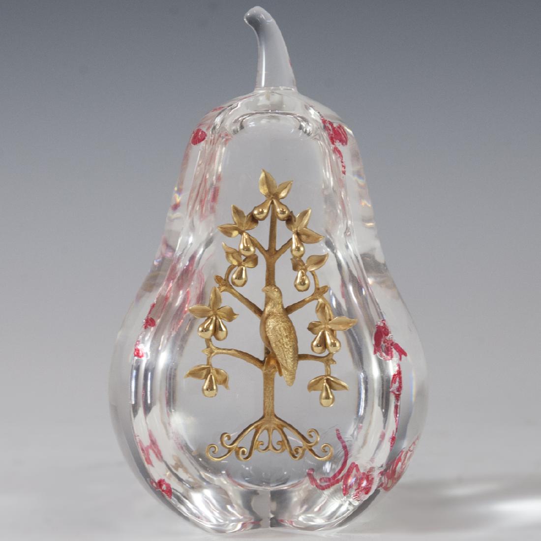 Steuben Crystal & 18kt Gold "Partridge In A Pear Tree": DESCRIPTION: A Steuben crystal sculpture titled :"Partridge in a Pear Tree". Features an overall crystal glass pear. with a a slit exposing an 18kt yellow gold figurine of a partridge perched in a pea