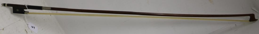 VIOLIN BOW SIGNED E. SANTORY, PARIS (EUGENE: NICOLAS SARTORY, 1871-1946), GOOD CONDITION. EBONY AND MOTHER OF PEARL FROG IN SILVER MOUNTS WITH PEARL INLAID BUTTONS. 29" LONG, 59.7 GRAMS.