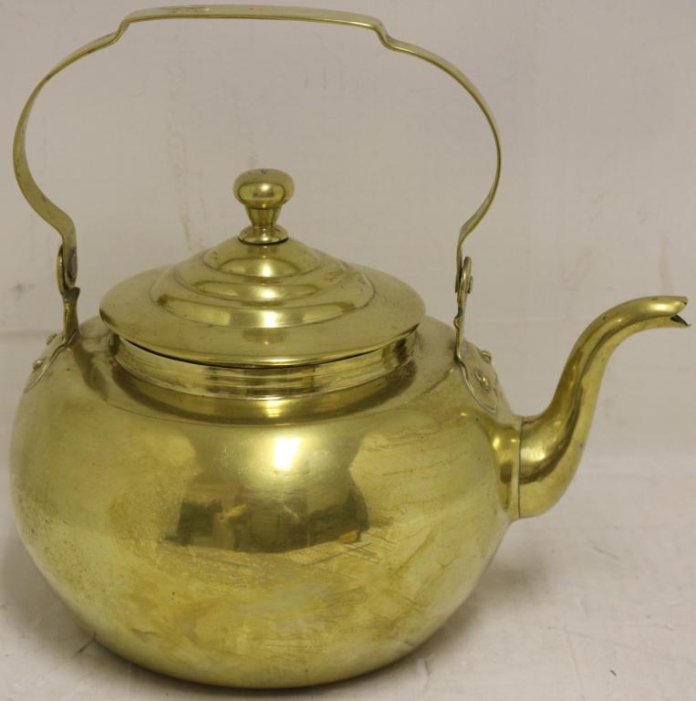 18TH C QUEEN ANNE, CA 1760, BRASS KETTLE WITH: SWING HANDLE, CANNONBALL FORM WITH INVERTED PEAR FINIAL AND TIN INTERIOR, EXCELLENT CONDITION. 10 1/2" HIGH X 11" WIDE X 8" DEEP.