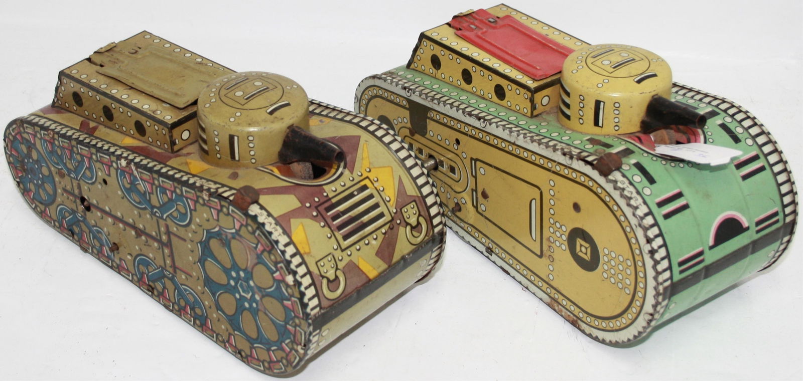 LOT OF 2 MARX TIN LITHOGRAPH WWI TOY TANKS. KEY (1 of 4)