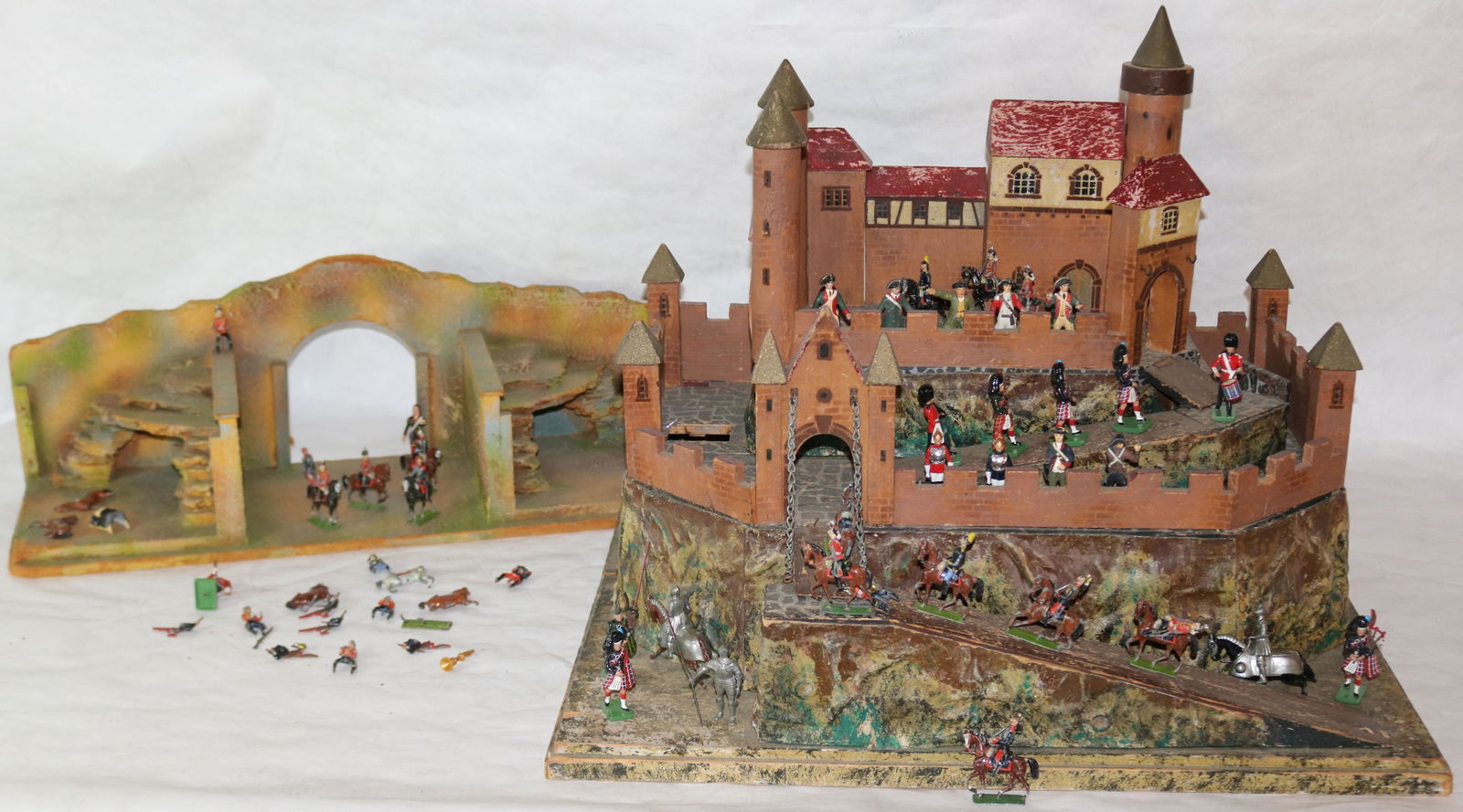 20TH CENTURY TOY MODEL CASTLE UNDER SIEGE, MADE (1 of 4)