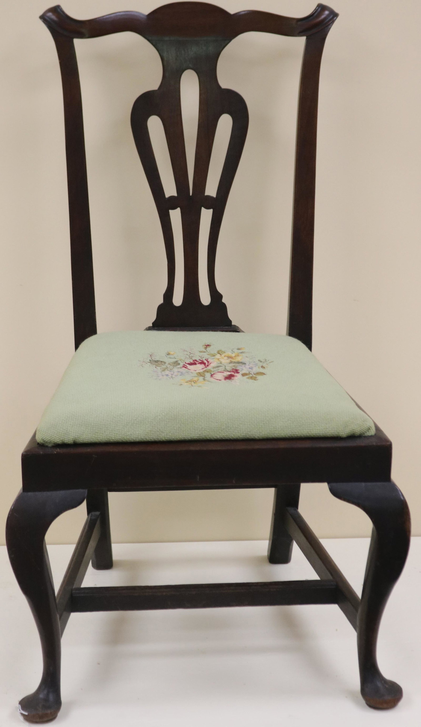 18TH CENTURY BOSTON CHIPPENDALE WALNUT SIDE CHAIR: TRANSITIONAL QUEEN ANNE STYLE, CIRCA 1750-70. CARVED, OPEN WORK SPLAT, CABRIOLE LEGS TERMINATING IN A PAD FOOT. DOVETAILED H STRETCHER, SLIP SEAT WITH LATER NEEDLEPOINT UPHOLSTERY. OVERALL GOOD CONDIT