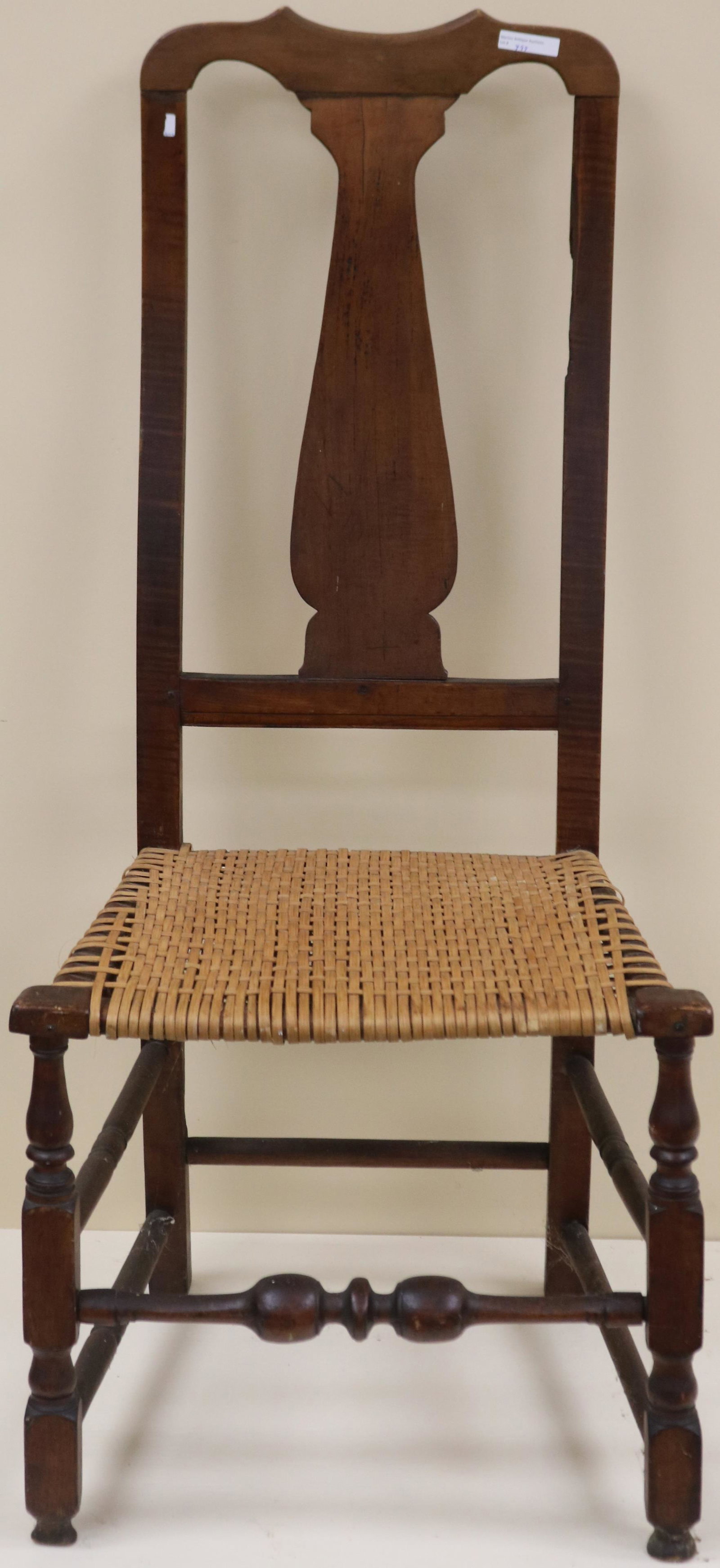 18TH CENTURY QUEEN ANNE YOKE BACK SIDE CHAIR.: MAPLE AND TIGER MAPLE REPLACED YOKE, WITH CRACK IN BACK SPLAT, TURNED LEGS. TURNED MEDIAL STRETCHERS, TURNED SIDE STRETCHERS, AND REPLACED SPLINT SEAT. OLD FINISH, OVERALL GOOD CONDITION. 41" HIGH, 19