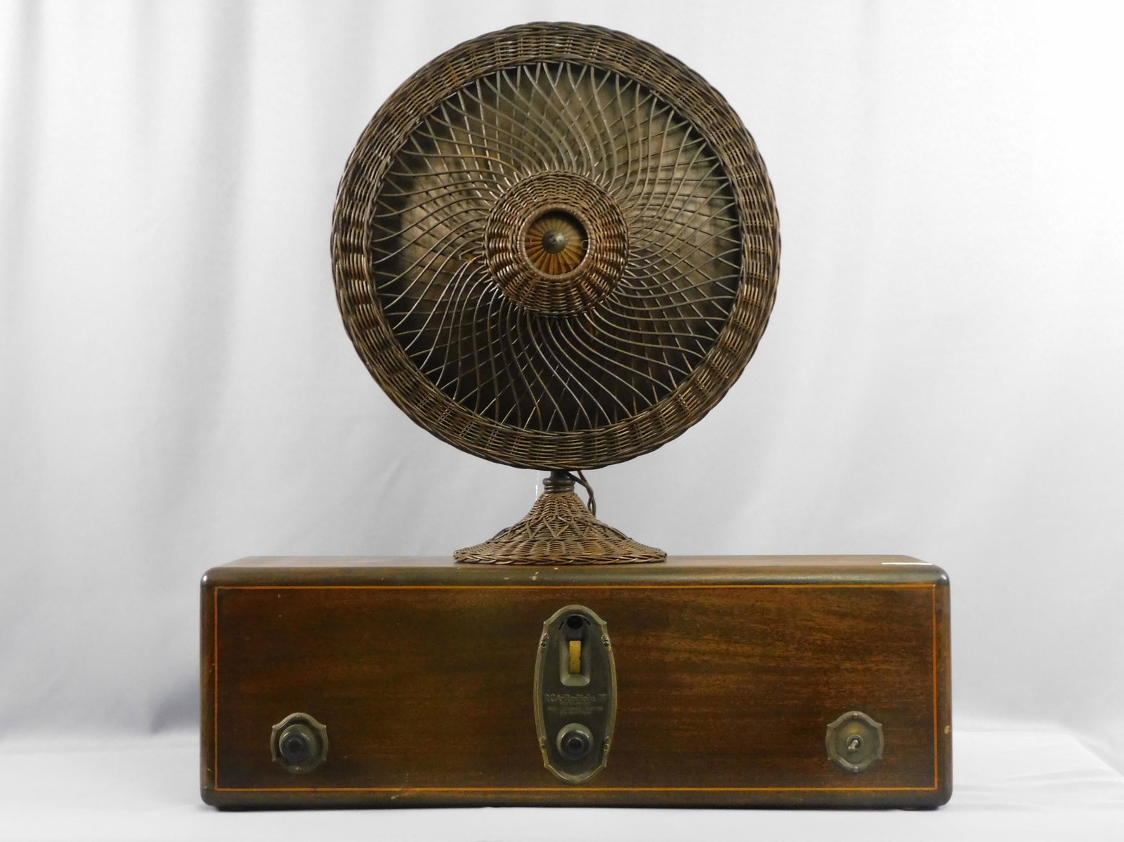 Rare wicker speaker and radio, ca. 1920. RCA: radiola 18, 7 tubes. Mahogany case with line inlay. 9" high, 27 1/4" wide, 7 1/2" deep. Unknown working condition. Wicker and metal round standing speaker, 21" high, 17" diameter, still has original w