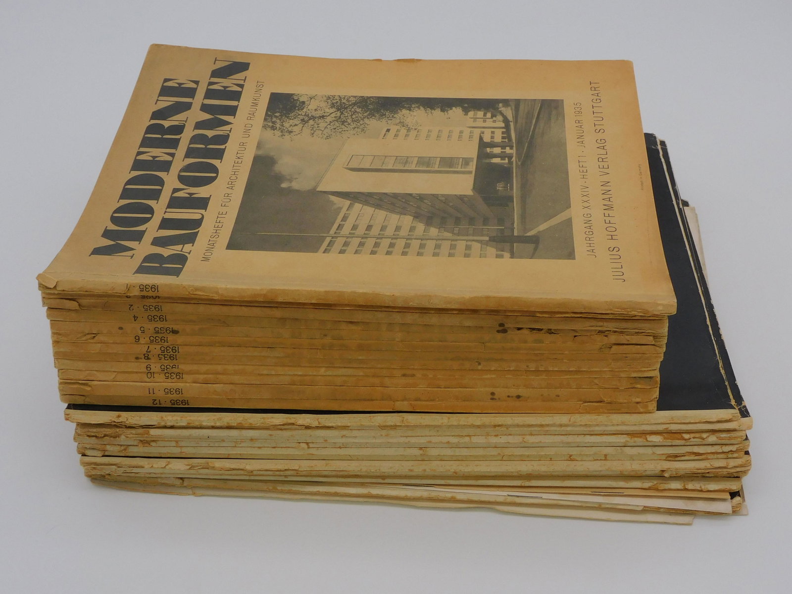 Moderne Bauformen and Innen Dekoration.: Collection of (24) German Weimar Republic period design and architecture magazines. To include: Moderne Bauformen, January-December 1935. Spines show some wear, chipping. Along with Innen Dekoration, 