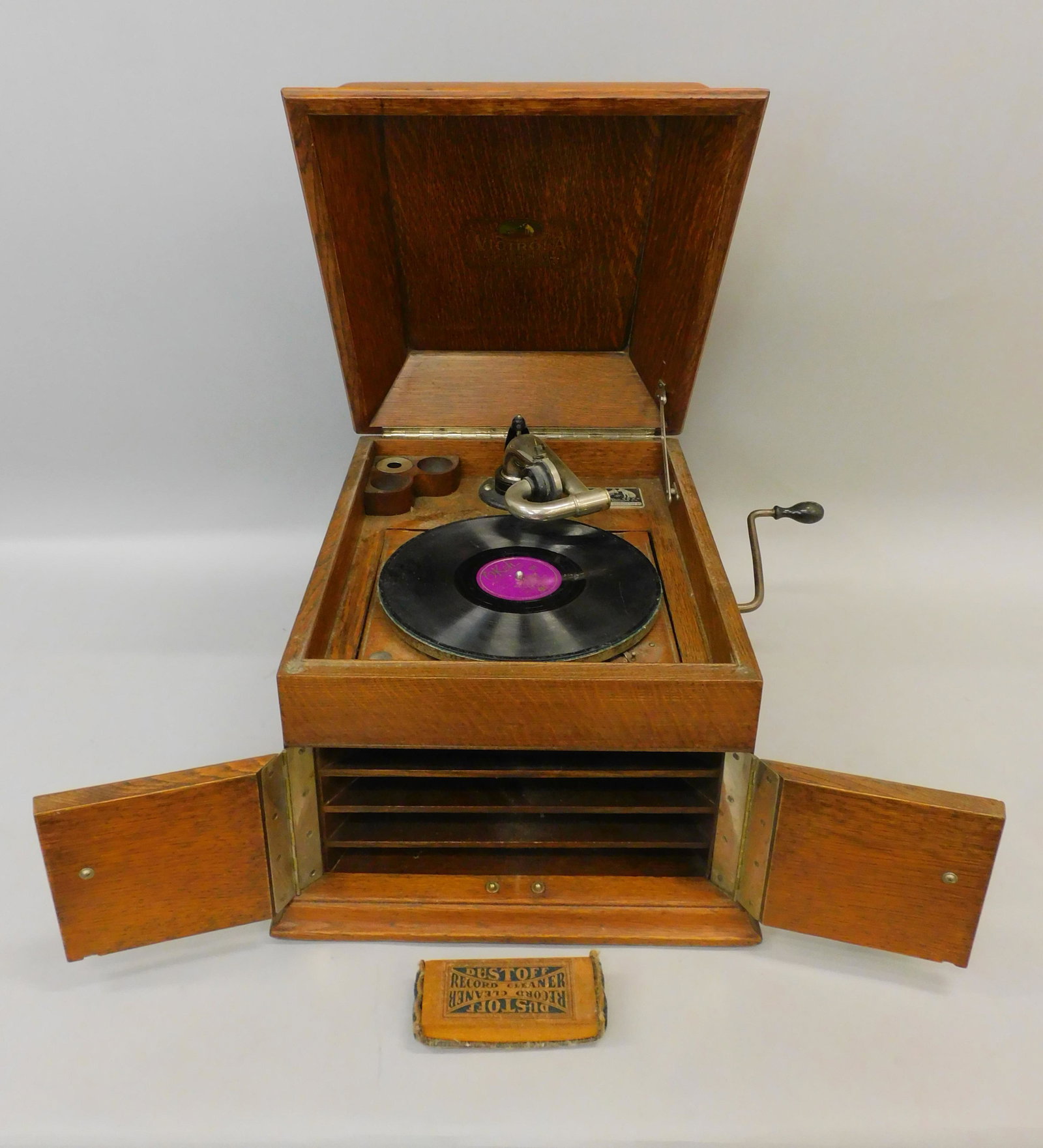 Victor model VV-VII tabletop VIctrola. Oak case: original finish. Volume control. Original finish and condition. Workingbut not guaranteed. 14" high x 15 1/2" wide x 19 1/4" deep. 5 1/2" handle.