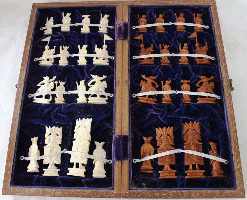 CHINESE CARVED IVORY CHESS SET IN: FITTED WOODEN CASE, LATE 19TH CENTURY