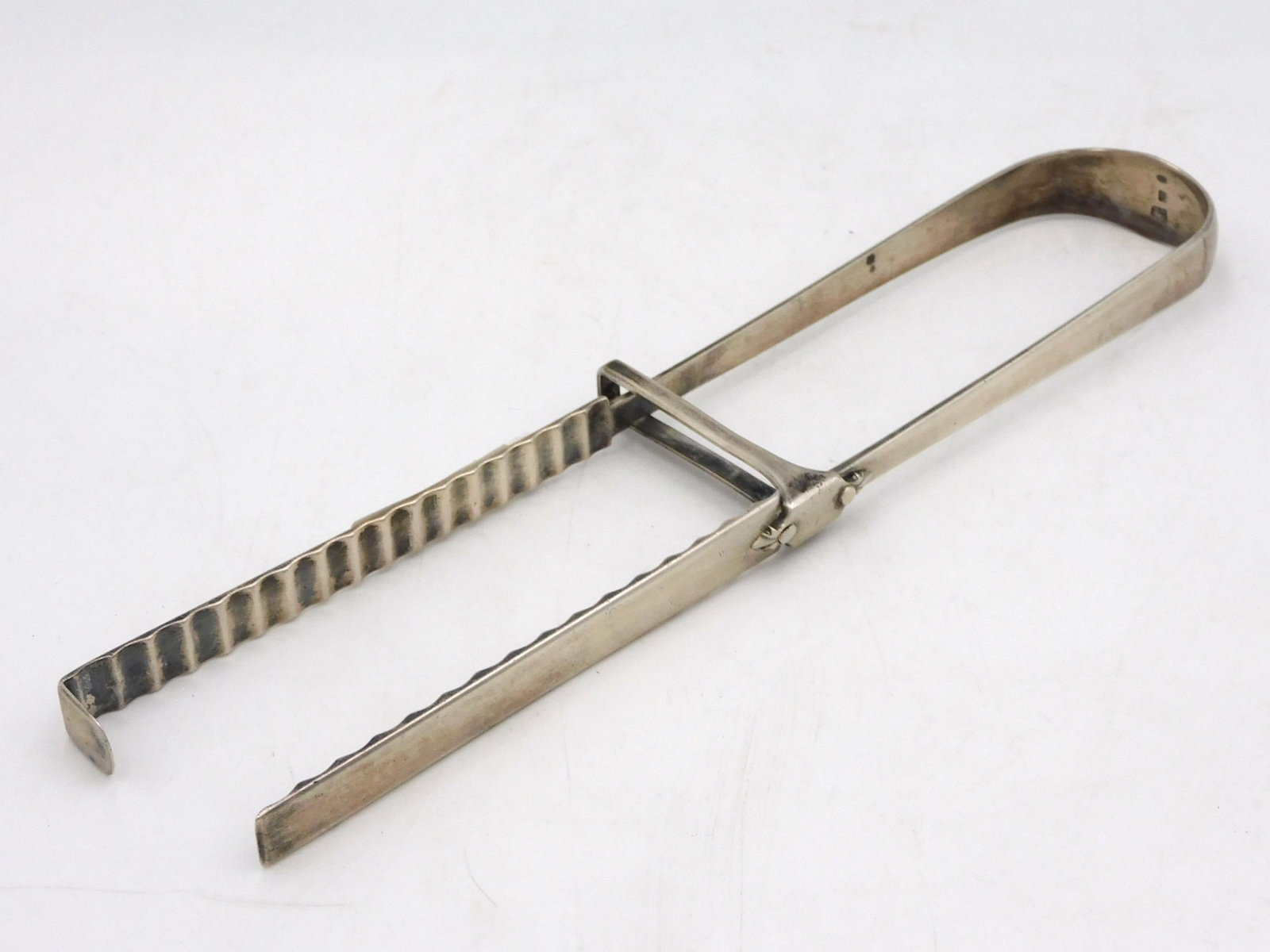 Georgian silver asparagus tongs, marked R. C.: with lion passant and monarch's head. 10 1/2" long. 4.98 ozt. Please note: this must be paid for by wire transfer, known check, or cash. Items will be shipped or sent to shipper once payment clears.