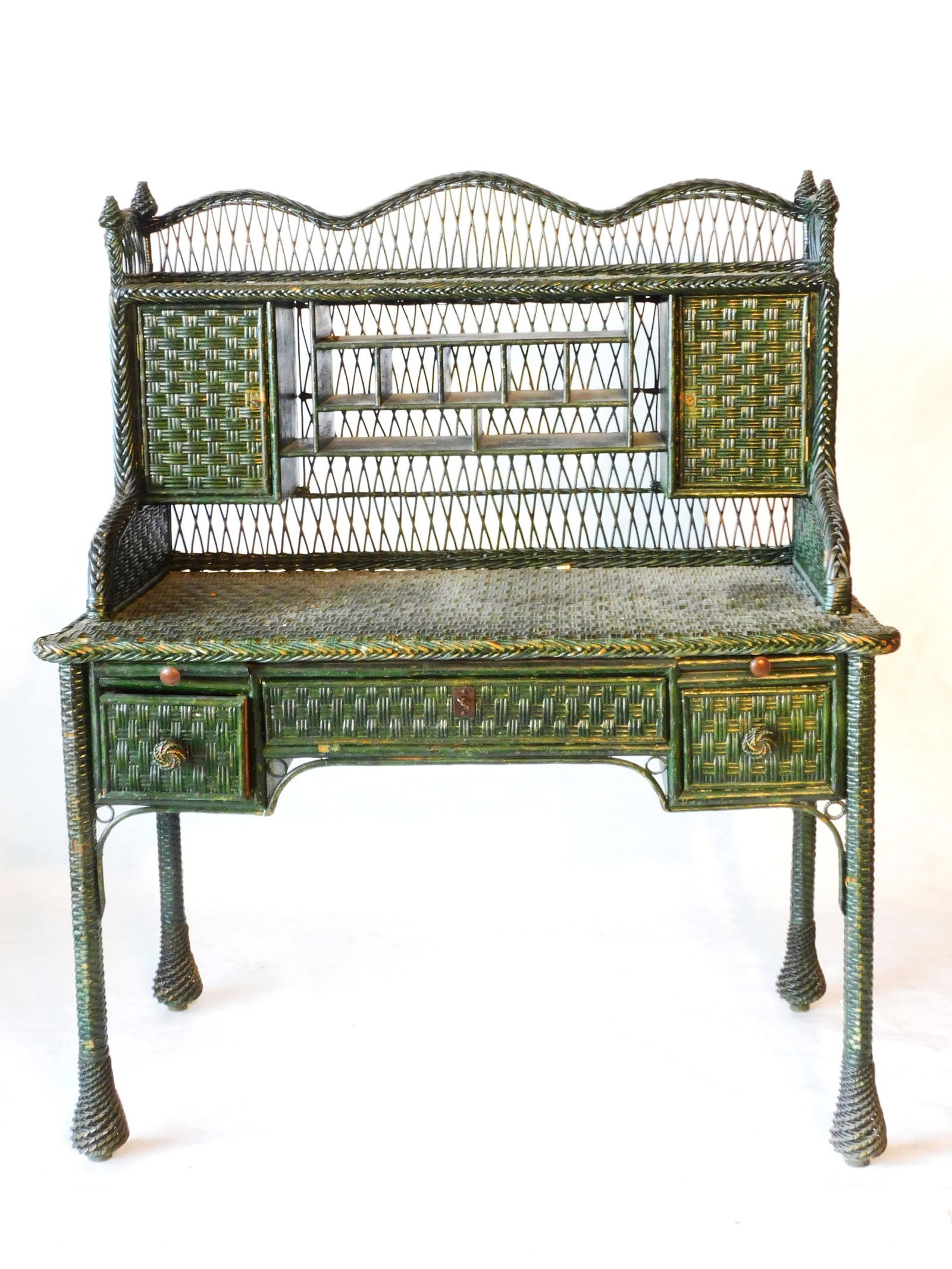 Important Arts & Crafts wicker desk, circa 1910, (1 of 5)