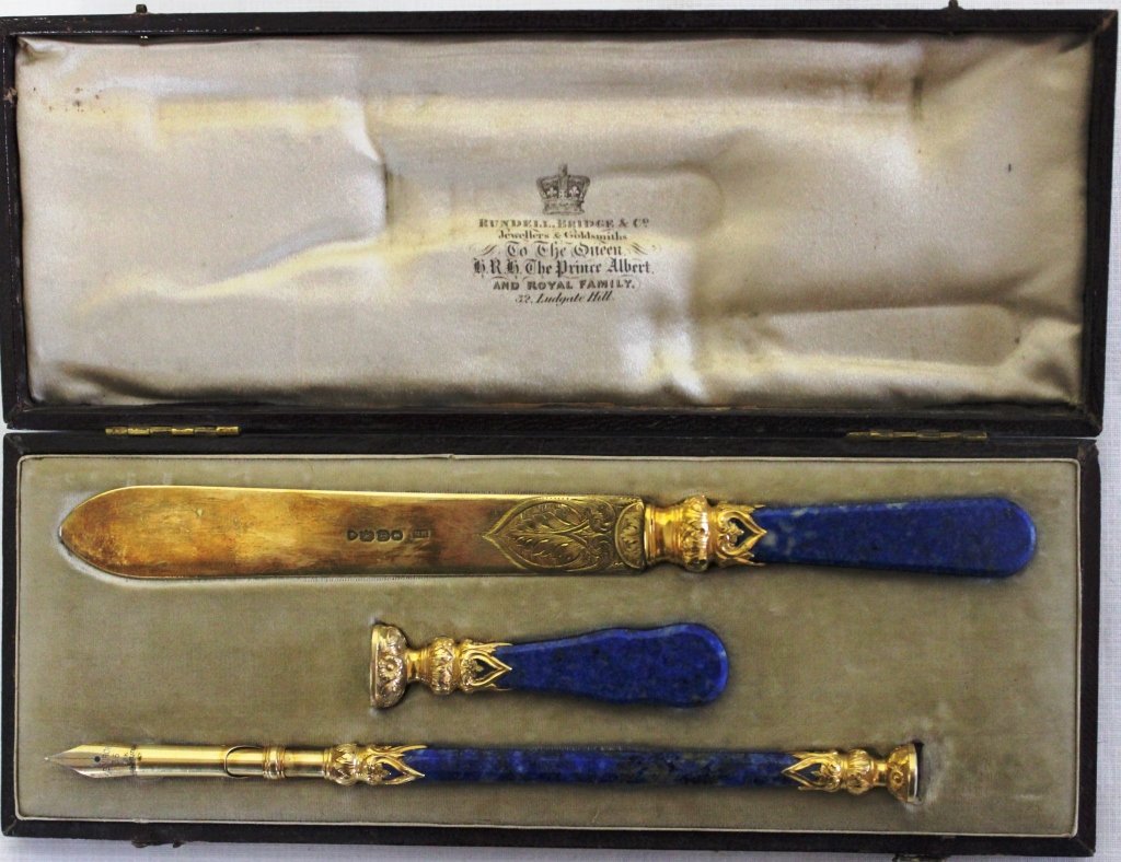 19TH CENTURY ENGLISH BOXED WRITING SET TO INCLUDE : LETTER OPENER WITH SILVER GILT BLADE, 18 KT GOLD TRIM WITH A PEN AND WAX SEAL WITH 18 KT GOLD TRIM WITH LONDON GOLDSMITHS MARK, LAPIS HANDLE